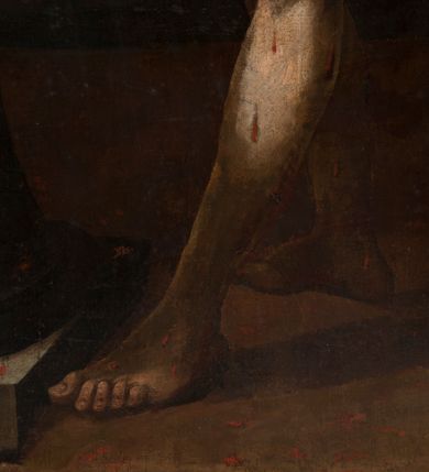 Zdjęcie nr 8: Obraz uzyskał kształt stojącego prostokąta. Na ciemnym tle ciemnicy biczowania wyobrażono całopostaciowe przedstawienie przywiązanego za obie ręce do niskiej kolumny Chrystusa. Ukazany w kontrapoście stojący Jezus zwrócony jest w prawo. Chrystus ma odsuniętą do tyłu głowę zwróconą w lewo. Po jego zapadniętych policzkach z zakrwawionych oczu płyną łzy, a spod cierniowej korony krople krwi. Ma prosty nos, rozchylone usta, ciemną, zmierzwioną brodę i długie, falowane, spływające na ramiona włosy. Głowę otacza promienisty nimb, układający się w zarys krzyża. Jego lekko ugięte nogi są skrzyżowane. Lewa noga jest wysunięta do przodu, obie zaś ręce w nadgarstkach związane są sznurem przytwierdzonym do żelaznego koluszka na talerzowym, płaskim kapitelu niskiej, zwężającej się do środka i poplamionej krwią kolumny, ustawionej na czworobocznej płycie postumentu. Biodra Jezusa przewiązane są białym zbrudzonym perizonium. Na korpusie i nogach Chrystusa widoczne są krwiste i sine rany. Przy prawej krawędzi obrazu ukazano do połowy kolumnę o attyckiej bazie wspartej na czworobocznej płycie, przewiązaną przez środek sznurem. Za sznurem wetknięty jest skórzany bicz zakończony kolczymi gwiazdami, pęk rózg oraz trzcina.