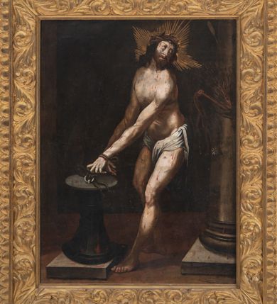 Zdjęcie nr 9: Obraz uzyskał kształt stojącego prostokąta. Na ciemnym tle ciemnicy biczowania wyobrażono całopostaciowe przedstawienie przywiązanego za obie ręce do niskiej kolumny Chrystusa. Ukazany w kontrapoście stojący Jezus zwrócony jest w prawo. Chrystus ma odsuniętą do tyłu głowę zwróconą w lewo. Po jego zapadniętych policzkach z zakrwawionych oczu płyną łzy, a spod cierniowej korony krople krwi. Ma prosty nos, rozchylone usta, ciemną, zmierzwioną brodę i długie, falowane, spływające na ramiona włosy. Głowę otacza promienisty nimb, układający się w zarys krzyża. Jego lekko ugięte nogi są skrzyżowane. Lewa noga jest wysunięta do przodu, obie zaś ręce w nadgarstkach związane są sznurem przytwierdzonym do żelaznego koluszka na talerzowym, płaskim kapitelu niskiej, zwężającej się do środka i poplamionej krwią kolumny, ustawionej na czworobocznej płycie postumentu. Biodra Jezusa przewiązane są białym zbrudzonym perizonium. Na korpusie i nogach Chrystusa widoczne są krwiste i sine rany. Przy prawej krawędzi obrazu ukazano do połowy kolumnę o attyckiej bazie wspartej na czworobocznej płycie, przewiązaną przez środek sznurem. Za sznurem wetknięty jest skórzany bicz zakończony kolczymi gwiazdami, pęk rózg oraz trzcina.