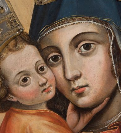 Zdjęcie nr 6: Dwustronnie malowany obraz ma kształt stojącego prostokąta zbliżonego do kwadratu. Ujmuje go szeroka, płaska rama, zdobiona grawerowanym pasem ornamentalnym składającym się z liści i kwiatów. Ornament zamykają złocone profile ramy. Na awersie obrazu wyobrażono Matkę Boską Szkaplerzną, a na rewersie Matkę Boską Bolesną w typie Piety. Matka Boska Szkaplerzna została przedstawiona frontalnie w półpostaci z lekko pochyloną głową w prawo i twarzą widoczną w trzech czwartych. Ubrana jest w czerwoną suknię okrytą niebieskim maforionem lamowanym złotą tasiemką. Spod niego uwidacznia się przeźroczysty welon osłaniający włosy. Jej twarz charakteryzuje łagodne spojrzenie skierowanych w dal, przed siebie, dużych, brązowych oczu. Maria ma jasną karnację, długi prosty nos i wąskie usta o lekko wydatnej dolnej wardze. W lewej dłoni Maryja ma szkaplerz. Do jej policzka tuli się Dzieciątko trzymane obiema rękami na prawym przedramieniu. Jezus lewą ręką chwyta się za podbródek Matki, także trzymając w prawej lekko zgiętej ręce szkaplerz. Dzieciątko ma pociągłą twarz otoczoną kręconymi, krótkimi, jasnymi włosami. Charakteryzuje ją wysokie czoło, rumiane policzki oraz mały nos i wąskie usta. Mały Jezus ubrany jest w złocisto-cynobrową tunikę odsłaniającą jego prawą rękę oraz prawą nóżkę przełożoną przez rękę Matki. Oba szkaplerze na obrazie zdobi niewielkie przedstawienie w półpostaci Matki Boskiej z Dzieciątkiem na obłoku. Trzymany przez Maryję szkaplerz przechodzi przez półkolisty łuk o architektonicznej strukturze widniejący pod postaciami w dolnej części obrazu. Pod nim przedstawiono dusze czyśćcowe w ognistych płomieniach. Postać Madonny i Dzieciątka otaczają świetliste nimby kontrastujące z złocisto-cynobrowym tłem obrazu. Na ich głowach przytwierdzone są w formie aplikacji srebrne, ażurowe i kameryzowane korony zamknięte, utworzone z ornamentu małżowinowo-chrząstkowego oraz akantowego, zwieńczone kulami z krzyżami równoramiennymi.