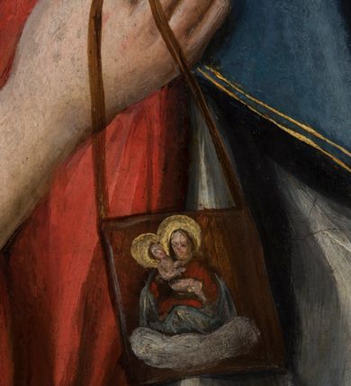 Zdjęcie nr 13: Dwustronnie malowany obraz ma kształt stojącego prostokąta zbliżonego do kwadratu. Ujmuje go szeroka, płaska rama, zdobiona grawerowanym pasem ornamentalnym składającym się z liści i kwiatów. Ornament zamykają złocone profile ramy. Na awersie obrazu wyobrażono Matkę Boską Szkaplerzną, a na rewersie Matkę Boską Bolesną w typie Piety. Matka Boska Szkaplerzna została przedstawiona frontalnie w półpostaci z lekko pochyloną głową w prawo i twarzą widoczną w trzech czwartych. Ubrana jest w czerwoną suknię okrytą niebieskim maforionem lamowanym złotą tasiemką. Spod niego uwidacznia się przeźroczysty welon osłaniający włosy. Jej twarz charakteryzuje łagodne spojrzenie skierowanych w dal, przed siebie, dużych, brązowych oczu. Maria ma jasną karnację, długi prosty nos i wąskie usta o lekko wydatnej dolnej wardze. W lewej dłoni Maryja ma szkaplerz. Do jej policzka tuli się Dzieciątko trzymane obiema rękami na prawym przedramieniu. Jezus lewą ręką chwyta się za podbródek Matki, także trzymając w prawej lekko zgiętej ręce szkaplerz. Dzieciątko ma pociągłą twarz otoczoną kręconymi, krótkimi, jasnymi włosami. Charakteryzuje ją wysokie czoło, rumiane policzki oraz mały nos i wąskie usta. Mały Jezus ubrany jest w złocisto-cynobrową tunikę odsłaniającą jego prawą rękę oraz prawą nóżkę przełożoną przez rękę Matki. Oba szkaplerze na obrazie zdobi niewielkie przedstawienie w półpostaci Matki Boskiej z Dzieciątkiem na obłoku. Trzymany przez Maryję szkaplerz przechodzi przez półkolisty łuk o architektonicznej strukturze widniejący pod postaciami w dolnej części obrazu. Pod nim przedstawiono dusze czyśćcowe w ognistych płomieniach. Postać Madonny i Dzieciątka otaczają świetliste nimby kontrastujące z złocisto-cynobrowym tłem obrazu. Na ich głowach przytwierdzone są w formie aplikacji srebrne, ażurowe i kameryzowane korony zamknięte, utworzone z ornamentu małżowinowo-chrząstkowego oraz akantowego, zwieńczone kulami z krzyżami równoramiennymi.