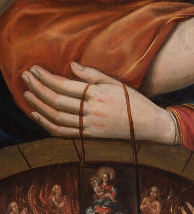 Zdjęcie nr 11: Dwustronnie malowany obraz ma kształt stojącego prostokąta zbliżonego do kwadratu. Ujmuje go szeroka, płaska rama, zdobiona grawerowanym pasem ornamentalnym składającym się z liści i kwiatów. Ornament zamykają złocone profile ramy. Na awersie obrazu wyobrażono Matkę Boską Szkaplerzną, a na rewersie Matkę Boską Bolesną w typie Piety. Matka Boska Szkaplerzna została przedstawiona frontalnie w półpostaci z lekko pochyloną głową w prawo i twarzą widoczną w trzech czwartych. Ubrana jest w czerwoną suknię okrytą niebieskim maforionem lamowanym złotą tasiemką. Spod niego uwidacznia się przeźroczysty welon osłaniający włosy. Jej twarz charakteryzuje łagodne spojrzenie skierowanych w dal, przed siebie, dużych, brązowych oczu. Maria ma jasną karnację, długi prosty nos i wąskie usta o lekko wydatnej dolnej wardze. W lewej dłoni Maryja ma szkaplerz. Do jej policzka tuli się Dzieciątko trzymane obiema rękami na prawym przedramieniu. Jezus lewą ręką chwyta się za podbródek Matki, także trzymając w prawej lekko zgiętej ręce szkaplerz. Dzieciątko ma pociągłą twarz otoczoną kręconymi, krótkimi, jasnymi włosami. Charakteryzuje ją wysokie czoło, rumiane policzki oraz mały nos i wąskie usta. Mały Jezus ubrany jest w złocisto-cynobrową tunikę odsłaniającą jego prawą rękę oraz prawą nóżkę przełożoną przez rękę Matki. Oba szkaplerze na obrazie zdobi niewielkie przedstawienie w półpostaci Matki Boskiej z Dzieciątkiem na obłoku. Trzymany przez Maryję szkaplerz przechodzi przez półkolisty łuk o architektonicznej strukturze widniejący pod postaciami w dolnej części obrazu. Pod nim przedstawiono dusze czyśćcowe w ognistych płomieniach. Postać Madonny i Dzieciątka otaczają świetliste nimby kontrastujące z złocisto-cynobrowym tłem obrazu. Na ich głowach przytwierdzone są w formie aplikacji srebrne, ażurowe i kameryzowane korony zamknięte, utworzone z ornamentu małżowinowo-chrząstkowego oraz akantowego, zwieńczone kulami z krzyżami równoramiennymi.