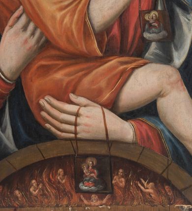 Zdjęcie nr 10: Dwustronnie malowany obraz ma kształt stojącego prostokąta zbliżonego do kwadratu. Ujmuje go szeroka, płaska rama, zdobiona grawerowanym pasem ornamentalnym składającym się z liści i kwiatów. Ornament zamykają złocone profile ramy. Na awersie obrazu wyobrażono Matkę Boską Szkaplerzną, a na rewersie Matkę Boską Bolesną w typie Piety. Matka Boska Szkaplerzna została przedstawiona frontalnie w półpostaci z lekko pochyloną głową w prawo i twarzą widoczną w trzech czwartych. Ubrana jest w czerwoną suknię okrytą niebieskim maforionem lamowanym złotą tasiemką. Spod niego uwidacznia się przeźroczysty welon osłaniający włosy. Jej twarz charakteryzuje łagodne spojrzenie skierowanych w dal, przed siebie, dużych, brązowych oczu. Maria ma jasną karnację, długi prosty nos i wąskie usta o lekko wydatnej dolnej wardze. W lewej dłoni Maryja ma szkaplerz. Do jej policzka tuli się Dzieciątko trzymane obiema rękami na prawym przedramieniu. Jezus lewą ręką chwyta się za podbródek Matki, także trzymając w prawej lekko zgiętej ręce szkaplerz. Dzieciątko ma pociągłą twarz otoczoną kręconymi, krótkimi, jasnymi włosami. Charakteryzuje ją wysokie czoło, rumiane policzki oraz mały nos i wąskie usta. Mały Jezus ubrany jest w złocisto-cynobrową tunikę odsłaniającą jego prawą rękę oraz prawą nóżkę przełożoną przez rękę Matki. Oba szkaplerze na obrazie zdobi niewielkie przedstawienie w półpostaci Matki Boskiej z Dzieciątkiem na obłoku. Trzymany przez Maryję szkaplerz przechodzi przez półkolisty łuk o architektonicznej strukturze widniejący pod postaciami w dolnej części obrazu. Pod nim przedstawiono dusze czyśćcowe w ognistych płomieniach. Postać Madonny i Dzieciątka otaczają świetliste nimby kontrastujące z złocisto-cynobrowym tłem obrazu. Na ich głowach przytwierdzone są w formie aplikacji srebrne, ażurowe i kameryzowane korony zamknięte, utworzone z ornamentu małżowinowo-chrząstkowego oraz akantowego, zwieńczone kulami z krzyżami równoramiennymi.