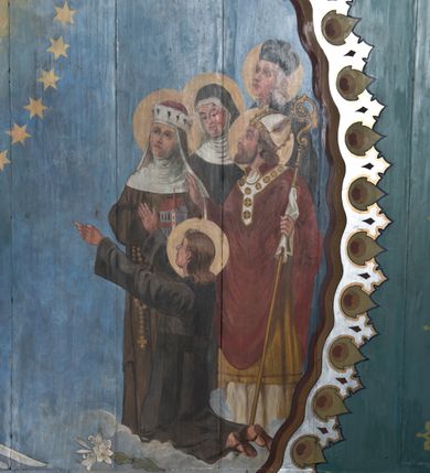 Zdjęcie nr 3: Polichromia pokrywa północną, południową i zachodnią ścianę nawy oraz arkadę ściany tęczowej. Od posadzki na wysokość około 1,5 m jednolity pas utrzymany w granatowej tonacji kolorystycznej, oddzielony powyżej pasem bordowo-złotego, przestylizowanego ornamentu geometrycznego. Nad nim wysoki pas jasnozielonego tła z białym, powtarzającym się ornamentem geometryczno-roślinnym, sięgającym pod zaskrzynienia. Na wysokości okien, po obu stronach cztery wydzielone pola w kształcie stojących prostokątów zakończonych ostrołukowo. Na ścianie północnej, bliżej ołtarza bocznego i ściany tęczowej scena wygnania z raju z Adamem i Ewą, Archaniołem Michałem, Bogiem Ojcem i Matką Boską Niepokalanie Poczętą. W drugim polu na tej samej ścianie, bliżej parapetu chóru muzycznego, scena stworzenia świata z Adamem i Ewą i zwierzętami przebywającymi w raju; powyżej, na obłoku zasiada Bóg Ojciec w otoczeniu aniołków. Analogiczna kompozycja układu pól znalazła się na ścianie południowej. Bliżej ołtarza bocznego scena przekazania kluczy św. Piotrowi przez Jezusa. W następnym polu znalazło się przedstawienie Sądu Ostatecznego z Bogiem Ojcem, Chrystusem, Matką Boską i św. Janem Chrzcicielem (Deesis) oraz duszami zbawionych i potępionych, o które spierają się aniołowie i diabły. Na ścianie tęczowej, po stronie północnej przy arkadzie łuku tęczowego przedstawienie króla Dawida grającego na harfie. Analogicznie, po drugiej stronie widnieje scena przekazania Dekalogu Mojżeszowi.

 Zaskrzynienia są wypełnione pasem powtarzającej się dekoracji geometrycznej, poprzedzielanej niewielkimi, smukłymi podziałami pionowymi imitującymi tralki, wypełnione kolorem bordowym i złotymi gwiazdkami. Tło stropu malowane jest na kolor jasnoniebieski z licznymi, symetrycznie ustawionymi gwiazdkami oraz przestylizowanymi gwiazdami w czterech narożach. Pośrodku stopu, okrągłe pole oddzielone zostało obramieniem utworzonym ze stylizowanych łez. Wewnątrz, centralne miejsce zajmuje scena koronacji Matki Boskiej przez dwóch aniołów, która trzyma za rękę małego Jezusa. Po obu stronach przedstawienia znalazły się postacie świętych związanych z historią Polski. Po lewej stronie stoją kolejno: św. Jacek, św. Florian, św. Wojciech, św. Jadwiga Śląska oraz klęczący św. Kazimierz. Po lewej stoją kolejno: bł. Kinga, bł. Bronisława, św. Stanisław, św. Jan Kanty i klęczy św. Stanisław Kostka. Poniżej sceny koronacji jest przedstawienie leżącego żołnierza w błękitnym mundurze legionowym, wspartego na kole armaty. Z prawej ręki wypada mu szabla, obok zaś leży rogatywka. W tle widać pożogę wojenną z poprzewracanymi wozami i armatami. Nad żołnierzem unosi się biały orzeł w koronie, który w szponach trzyma miecz.