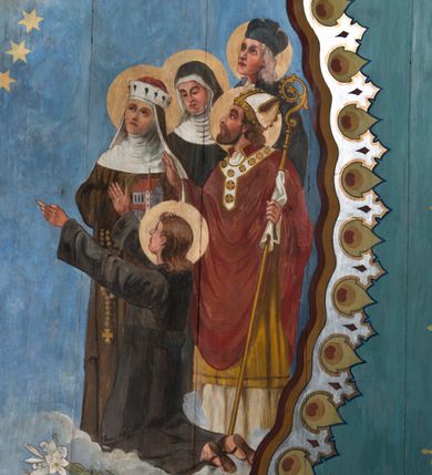 Zdjęcie nr 2: Polichromia pokrywa północną, południową i zachodnią ścianę nawy oraz arkadę ściany tęczowej. Od posadzki na wysokość około 1,5 m jednolity pas utrzymany w granatowej tonacji kolorystycznej, oddzielony powyżej pasem bordowo-złotego, przestylizowanego ornamentu geometrycznego. Nad nim wysoki pas jasnozielonego tła z białym, powtarzającym się ornamentem geometryczno-roślinnym, sięgającym pod zaskrzynienia. Na wysokości okien, po obu stronach cztery wydzielone pola w kształcie stojących prostokątów zakończonych ostrołukowo. Na ścianie północnej, bliżej ołtarza bocznego i ściany tęczowej scena wygnania z raju z Adamem i Ewą, Archaniołem Michałem, Bogiem Ojcem i Matką Boską Niepokalanie Poczętą. W drugim polu na tej samej ścianie, bliżej parapetu chóru muzycznego, scena stworzenia świata z Adamem i Ewą i zwierzętami przebywającymi w raju; powyżej, na obłoku zasiada Bóg Ojciec w otoczeniu aniołków. Analogiczna kompozycja układu pól znalazła się na ścianie południowej. Bliżej ołtarza bocznego scena przekazania kluczy św. Piotrowi przez Jezusa. W następnym polu znalazło się przedstawienie Sądu Ostatecznego z Bogiem Ojcem, Chrystusem, Matką Boską i św. Janem Chrzcicielem (Deesis) oraz duszami zbawionych i potępionych, o które spierają się aniołowie i diabły. Na ścianie tęczowej, po stronie północnej przy arkadzie łuku tęczowego przedstawienie króla Dawida grającego na harfie. Analogicznie, po drugiej stronie widnieje scena przekazania Dekalogu Mojżeszowi.

 Zaskrzynienia są wypełnione pasem powtarzającej się dekoracji geometrycznej, poprzedzielanej niewielkimi, smukłymi podziałami pionowymi imitującymi tralki, wypełnione kolorem bordowym i złotymi gwiazdkami. Tło stropu malowane jest na kolor jasnoniebieski z licznymi, symetrycznie ustawionymi gwiazdkami oraz przestylizowanymi gwiazdami w czterech narożach. Pośrodku stopu, okrągłe pole oddzielone zostało obramieniem utworzonym ze stylizowanych łez. Wewnątrz, centralne miejsce zajmuje scena koronacji Matki Boskiej przez dwóch aniołów, która trzyma za rękę małego Jezusa. Po obu stronach przedstawienia znalazły się postacie świętych związanych z historią Polski. Po lewej stronie stoją kolejno: św. Jacek, św. Florian, św. Wojciech, św. Jadwiga Śląska oraz klęczący św. Kazimierz. Po lewej stoją kolejno: bł. Kinga, bł. Bronisława, św. Stanisław, św. Jan Kanty i klęczy św. Stanisław Kostka. Poniżej sceny koronacji jest przedstawienie leżącego żołnierza w błękitnym mundurze legionowym, wspartego na kole armaty. Z prawej ręki wypada mu szabla, obok zaś leży rogatywka. W tle widać pożogę wojenną z poprzewracanymi wozami i armatami. Nad żołnierzem unosi się biały orzeł w koronie, który w szponach trzyma miecz.