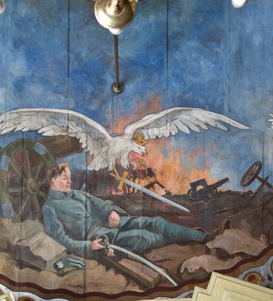 Zdjęcie nr 5: Polichromia pokrywa północną, południową i zachodnią ścianę nawy oraz arkadę ściany tęczowej. Od posadzki na wysokość około 1,5 m jednolity pas utrzymany w granatowej tonacji kolorystycznej, oddzielony powyżej pasem bordowo-złotego, przestylizowanego ornamentu geometrycznego. Nad nim wysoki pas jasnozielonego tła z białym, powtarzającym się ornamentem geometryczno-roślinnym, sięgającym pod zaskrzynienia. Na wysokości okien, po obu stronach cztery wydzielone pola w kształcie stojących prostokątów zakończonych ostrołukowo. Na ścianie północnej, bliżej ołtarza bocznego i ściany tęczowej scena wygnania z raju z Adamem i Ewą, Archaniołem Michałem, Bogiem Ojcem i Matką Boską Niepokalanie Poczętą. W drugim polu na tej samej ścianie, bliżej parapetu chóru muzycznego, scena stworzenia świata z Adamem i Ewą i zwierzętami przebywającymi w raju; powyżej, na obłoku zasiada Bóg Ojciec w otoczeniu aniołków. Analogiczna kompozycja układu pól znalazła się na ścianie południowej. Bliżej ołtarza bocznego scena przekazania kluczy św. Piotrowi przez Jezusa. W następnym polu znalazło się przedstawienie Sądu Ostatecznego z Bogiem Ojcem, Chrystusem, Matką Boską i św. Janem Chrzcicielem (Deesis) oraz duszami zbawionych i potępionych, o które spierają się aniołowie i diabły. Na ścianie tęczowej, po stronie północnej przy arkadzie łuku tęczowego przedstawienie króla Dawida grającego na harfie. Analogicznie, po drugiej stronie widnieje scena przekazania Dekalogu Mojżeszowi.

 Zaskrzynienia są wypełnione pasem powtarzającej się dekoracji geometrycznej, poprzedzielanej niewielkimi, smukłymi podziałami pionowymi imitującymi tralki, wypełnione kolorem bordowym i złotymi gwiazdkami. Tło stropu malowane jest na kolor jasnoniebieski z licznymi, symetrycznie ustawionymi gwiazdkami oraz przestylizowanymi gwiazdami w czterech narożach. Pośrodku stopu, okrągłe pole oddzielone zostało obramieniem utworzonym ze stylizowanych łez. Wewnątrz, centralne miejsce zajmuje scena koronacji Matki Boskiej przez dwóch aniołów, która trzyma za rękę małego Jezusa. Po obu stronach przedstawienia znalazły się postacie świętych związanych z historią Polski. Po lewej stronie stoją kolejno: św. Jacek, św. Florian, św. Wojciech, św. Jadwiga Śląska oraz klęczący św. Kazimierz. Po lewej stoją kolejno: bł. Kinga, bł. Bronisława, św. Stanisław, św. Jan Kanty i klęczy św. Stanisław Kostka. Poniżej sceny koronacji jest przedstawienie leżącego żołnierza w błękitnym mundurze legionowym, wspartego na kole armaty. Z prawej ręki wypada mu szabla, obok zaś leży rogatywka. W tle widać pożogę wojenną z poprzewracanymi wozami i armatami. Nad żołnierzem unosi się biały orzeł w koronie, który w szponach trzyma miecz.