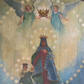 Zdjęcie nr 1: Polichromia pokrywa północną, południową i zachodnią ścianę nawy oraz arkadę ściany tęczowej. Od posadzki na wysokość około 1,5 m jednolity pas utrzymany w granatowej tonacji kolorystycznej, oddzielony powyżej pasem bordowo-złotego, przestylizowanego ornamentu geometrycznego. Nad nim wysoki pas jasnozielonego tła z białym, powtarzającym się ornamentem geometryczno-roślinnym, sięgającym pod zaskrzynienia. Na wysokości okien, po obu stronach cztery wydzielone pola w kształcie stojących prostokątów zakończonych ostrołukowo. Na ścianie północnej, bliżej ołtarza bocznego i ściany tęczowej scena wygnania z raju z Adamem i Ewą, Archaniołem Michałem, Bogiem Ojcem i Matką Boską Niepokalanie Poczętą. W drugim polu na tej samej ścianie, bliżej parapetu chóru muzycznego, scena stworzenia świata z Adamem i Ewą i zwierzętami przebywającymi w raju; powyżej, na obłoku zasiada Bóg Ojciec w otoczeniu aniołków. Analogiczna kompozycja układu pól znalazła się na ścianie południowej. Bliżej ołtarza bocznego scena przekazania kluczy św. Piotrowi przez Jezusa. W następnym polu znalazło się przedstawienie Sądu Ostatecznego z Bogiem Ojcem, Chrystusem, Matką Boską i św. Janem Chrzcicielem (Deesis) oraz duszami zbawionych i potępionych, o które spierają się aniołowie i diabły. Na ścianie tęczowej, po stronie północnej przy arkadzie łuku tęczowego przedstawienie króla Dawida grającego na harfie. Analogicznie, po drugiej stronie widnieje scena przekazania Dekalogu Mojżeszowi.

 Zaskrzynienia są wypełnione pasem powtarzającej się dekoracji geometrycznej, poprzedzielanej niewielkimi, smukłymi podziałami pionowymi imitującymi tralki, wypełnione kolorem bordowym i złotymi gwiazdkami. Tło stropu malowane jest na kolor jasnoniebieski z licznymi, symetrycznie ustawionymi gwiazdkami oraz przestylizowanymi gwiazdami w czterech narożach. Pośrodku stopu, okrągłe pole oddzielone zostało obramieniem utworzonym ze stylizowanych łez. Wewnątrz, centralne miejsce zajmuje scena koronacji Matki Boskiej przez dwóch aniołów, która trzyma za rękę małego Jezusa. Po obu stronach przedstawienia znalazły się postacie świętych związanych z historią Polski. Po lewej stronie stoją kolejno: św. Jacek, św. Florian, św. Wojciech, św. Jadwiga Śląska oraz klęczący św. Kazimierz. Po lewej stoją kolejno: bł. Kinga, bł. Bronisława, św. Stanisław, św. Jan Kanty i klęczy św. Stanisław Kostka. Poniżej sceny koronacji jest przedstawienie leżącego żołnierza w błękitnym mundurze legionowym, wspartego na kole armaty. Z prawej ręki wypada mu szabla, obok zaś leży rogatywka. W tle widać pożogę wojenną z poprzewracanymi wozami i armatami. Nad żołnierzem unosi się biały orzeł w koronie, który w szponach trzyma miecz.