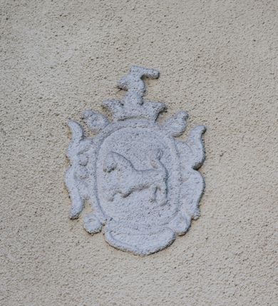 Zdjęcie nr 16: Kościół, otoczony starodrzewiem, położony jest na niewielkim wzniesieniu ponad stawami w centrum wsi. Jest to budowla drewniano-murowana, orientowana. Nawa została wzniesiona w 1518 roku na zrąb na rzucie zbliżonym do kwadratu, nakryta płaskim stropem. Od zachodu do nawy przylega wzniesiona w tym samym roku wieża o konstrukcji słupowej, pierwotnie kwadratowa o pochyłych ścianach, w 1782 roku poszerzona przez obudowanie drugą konstrukcją, prawie pionową. Wieża, w całości szalowana, poprzedzona niewielką kruchtą, w połowie wysokości jest opasana daszkiem pulpitowym. Jej hełm posiada kształt kopuły zwieńczonej ostrosłupem. Od południa do nawy przylega drewniana kruchta z 1924 roku, a od wschodu murowane prezbiterium z 1931 roku. Prezbiterium otwiera się podwójnymi arkadami na dwie kaplice boczne - wzniesioną od południa w 1861 roku z kryptą grobową Duninów oraz kaplicę przylegającą od północy zbudowaną w 1931 roku. Jego przestrzeń nakryto sklepieniem kolebkowym na gurtach, zaś dwuprzęsłowe kaplice sklepieniem krzyżowym. Za prezbiterium wznosi się murowana, piętrowa zakrystia z XVII wieku przykryta sklepieniem nieckowym z lunetami i małym zwierciadłem, zdobionym monogramem maryjnym. Jednokalenicowy dach nawy i prezbiterium pokryty jest dachówką. Nad końcu dachu nawy od wschodu nadwieszono wieżyczkę na sygnaturkę z latarnią i cebulastą banią, zwieńczoną krzyżem. Zakrystia nakryta została namiotowym dachem polskim, także pokrytym dachówką. Na zewnętrznych ścianach części murowanej umieszczono kilka epitafiów przeniesionych z wnętrza kościoła. Wewnątrz prezbiterium na ścianie wschodniej, nad wejściem do zakrystii, zawieszono manierystyczny, dwukondygnacyjny ołtarz główny z XVII wieku z uszakami zdobionymi herbami Starykoń i Jelita. Przy ścianie północnej, w miejscu połączenia nawy drewnianej z murowanym prezbiterium, usytuowano w 1931 roku ambonę oraz kamienną chrzcielnicę z 1658 roku. Belkę tęczową zdobi osiemnastowieczna grupa Ukrzyżowania. W kaplicach bocznych ustawiono dwa neobarokowe ołtarze boczne.  