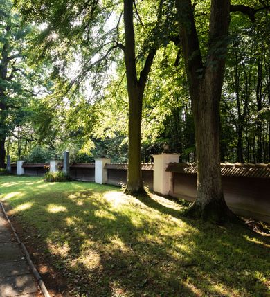 Zdjęcie nr 3: Kościół, otoczony starodrzewiem, położony jest na niewielkim wzniesieniu ponad stawami w centrum wsi. Jest to budowla drewniano-murowana, orientowana. Nawa została wzniesiona w 1518 roku na zrąb na rzucie zbliżonym do kwadratu, nakryta płaskim stropem. Od zachodu do nawy przylega wzniesiona w tym samym roku wieża o konstrukcji słupowej, pierwotnie kwadratowa o pochyłych ścianach, w 1782 roku poszerzona przez obudowanie drugą konstrukcją, prawie pionową. Wieża, w całości szalowana, poprzedzona niewielką kruchtą, w połowie wysokości jest opasana daszkiem pulpitowym. Jej hełm posiada kształt kopuły zwieńczonej ostrosłupem. Od południa do nawy przylega drewniana kruchta z 1924 roku, a od wschodu murowane prezbiterium z 1931 roku. Prezbiterium otwiera się podwójnymi arkadami na dwie kaplice boczne - wzniesioną od południa w 1861 roku z kryptą grobową Duninów oraz kaplicę przylegającą od północy zbudowaną w 1931 roku. Jego przestrzeń nakryto sklepieniem kolebkowym na gurtach, zaś dwuprzęsłowe kaplice sklepieniem krzyżowym. Za prezbiterium wznosi się murowana, piętrowa zakrystia z XVII wieku przykryta sklepieniem nieckowym z lunetami i małym zwierciadłem, zdobionym monogramem maryjnym. Jednokalenicowy dach nawy i prezbiterium pokryty jest dachówką. Nad końcu dachu nawy od wschodu nadwieszono wieżyczkę na sygnaturkę z latarnią i cebulastą banią, zwieńczoną krzyżem. Zakrystia nakryta została namiotowym dachem polskim, także pokrytym dachówką. Na zewnętrznych ścianach części murowanej umieszczono kilka epitafiów przeniesionych z wnętrza kościoła. Wewnątrz prezbiterium na ścianie wschodniej, nad wejściem do zakrystii, zawieszono manierystyczny, dwukondygnacyjny ołtarz główny z XVII wieku z uszakami zdobionymi herbami Starykoń i Jelita. Przy ścianie północnej, w miejscu połączenia nawy drewnianej z murowanym prezbiterium, usytuowano w 1931 roku ambonę oraz kamienną chrzcielnicę z 1658 roku. Belkę tęczową zdobi osiemnastowieczna grupa Ukrzyżowania. W kaplicach bocznych ustawiono dwa neobarokowe ołtarze boczne.  