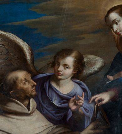 Zdjęcie nr 9: Obraz uzyskał kształt stojącego prostokąta zamkniętego nadwieszonym łukiem półkolistym. Ujmuje go profilowana, złocona rama. Wizerunek przedstawia Matkę Boską z Dzieciątkiem (Szkaplerzną), przekazującą szkaplerz św. Szymonowi Stockowi. Z prawej strony kompozycji w całej postaci w ujęciu trzech czwartych wyobrażono Madonnę patrzącą w prawo, trzymającą na lewym ramieniu leżące Dzieciątko. Matka Boska stoi w kontrapoście na wyraźnie zaznaczonym stopniu. Jej łagodna i bardzo subtelna, owalna twarz o jasnej karnacji, została ukazana z profilu. Madonna ma kształtny nos, wydatne usta, niski podbródek i szeroko otwarte, ciemne oczy. Jej długie, jasnobrązowe włosy, spięte nieznacznie z tyłu, opadają na odsłoniętą szyję i plecy. We włosy z tyłu głowy została wpleciona świetlistoochrowa chusta, stanowiąca tło dla profilu twarzy Matki Boskiej. Chusta opada na prawe ramię i zwiewnie oplatając szyję, przechodzi na ramiona i dalej na plecy. Wokół głowy Marii widoczny jest delikatny nimb promienisty. Madonna ubrana jest w niebieski płaszcz przerzucony przez prawe ramię. Poły płaszcza, okrywając jej ręce, opadają ku ziemi. Spod płaszcza widoczna jest szkarłatna suknia bez rękawów, spod której widać purpurowe rękawy spodniej tuniki. Prawą ręką Matka Boska podaje połę szkaplerza zakonnego św. Szymonowi Stockowi, podtrzymując równocześnie leżące na lewym ramieniu nagie Dzieciątko. Mały Jezus o jasnej karnacji został przedstawiony w trzech czwartych z lekko uniesionymi, zgiętymi w łokciach rączkami. Ma pucułowatą twarz z wysokim czołem i różowymi policzkami, kształtny nos i wydatne wargi. Jego widoczną z profilu głowę otaczają jasne, krótkie włosy. Wokół głowy zaznaczone zostały delikatne świetliste promienie tworzące nimb. Jezus spoczywa na białej pieluszce. Przed Madonną klęczy na drewnianym klęczniku św. Szymon Stock. Został on ukazany w trzech czwartych w lewo. Jest to mężczyzna posunięty w latach ze śniadą karnacją i twarzą pooraną zmarszczkami. Ma siwiejące krótkie włosy z widoczną łysiną nad czołem i podobnie siwiejący, krótki zarost. Jego pociągłą twarz charakteryzuje wyrazisty orli nos oraz szeroko otwarte oczy i wąskie usta. Święty z lekka unosi głowę, wpatrując się w Marię. Wyciągniętymi przed siebie obiema rękami przyjmuje od niej poły karmelitańskiego szkaplerza. Ubrany jest w karmelitański brązowy habit przepasany pasem, u którego wisi różaniec. Na ramiona ma nałożony biały płaszcz zakonny z kapturem opadającym na plecy. Za nim widoczny jest w ujęciu trzech czwartych w prawo skrzydlaty anioł. Swoją prawą ręką obejmuje za ramię św. Szymona, lewą zaś zdaje się unosić w geście mowy. Ma twarz o jasnej karnacji z różowymi policzkami. Charakteryzuje ją zadarty nos, szeroko otwarte ciemne oczy i wyraziste usta. Ubrany jest w luźną, fioletową tunikę. Ponad św. Szymonem Stockiem i Madonną unosi się gołębica Ducha Świętego na tle rozjaśnionych szaro-złocistych obłoków, ukazanych na tle błękitnego nieba. On też jest źródłem świetlistych promieni skierowanych na św. Szymona. Duchowi Świętemu towarzyszą z lewej strony trzy uskrzydlone główki anielskie, a z prawej dwie. Za świętym karmelitą i aniołem widoczny jest pionowy fragment architektoniczny. U podnóża stopnia, na którym stoi Madonna, w prawym dolnym rogu obrazu widać przewróconą ludzką czaszkę i stojącą obok złocistą misę z położonym na niej po przekątnej kropidłem.
