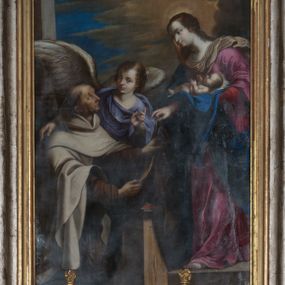 Zdjęcie nr 1: Obraz uzyskał kształt stojącego prostokąta zamkniętego nadwieszonym łukiem półkolistym. Ujmuje go profilowana, złocona rama. Wizerunek przedstawia Matkę Boską z Dzieciątkiem (Szkaplerzną), przekazującą szkaplerz św. Szymonowi Stockowi. Z prawej strony kompozycji w całej postaci w ujęciu trzech czwartych wyobrażono Madonnę patrzącą w prawo, trzymającą na lewym ramieniu leżące Dzieciątko. Matka Boska stoi w kontrapoście na wyraźnie zaznaczonym stopniu. Jej łagodna i bardzo subtelna, owalna twarz o jasnej karnacji, została ukazana z profilu. Madonna ma kształtny nos, wydatne usta, niski podbródek i szeroko otwarte, ciemne oczy. Jej długie, jasnobrązowe włosy, spięte nieznacznie z tyłu, opadają na odsłoniętą szyję i plecy. We włosy z tyłu głowy została wpleciona świetlistoochrowa chusta, stanowiąca tło dla profilu twarzy Matki Boskiej. Chusta opada na prawe ramię i zwiewnie oplatając szyję, przechodzi na ramiona i dalej na plecy. Wokół głowy Marii widoczny jest delikatny nimb promienisty. Madonna ubrana jest w niebieski płaszcz przerzucony przez prawe ramię. Poły płaszcza, okrywając jej ręce, opadają ku ziemi. Spod płaszcza widoczna jest szkarłatna suknia bez rękawów, spod której widać purpurowe rękawy spodniej tuniki. Prawą ręką Matka Boska podaje połę szkaplerza zakonnego św. Szymonowi Stockowi, podtrzymując równocześnie leżące na lewym ramieniu nagie Dzieciątko. Mały Jezus o jasnej karnacji został przedstawiony w trzech czwartych z lekko uniesionymi, zgiętymi w łokciach rączkami. Ma pucułowatą twarz z wysokim czołem i różowymi policzkami, kształtny nos i wydatne wargi. Jego widoczną z profilu głowę otaczają jasne, krótkie włosy. Wokół głowy zaznaczone zostały delikatne świetliste promienie tworzące nimb. Jezus spoczywa na białej pieluszce. Przed Madonną klęczy na drewnianym klęczniku św. Szymon Stock. Został on ukazany w trzech czwartych w lewo. Jest to mężczyzna posunięty w latach ze śniadą karnacją i twarzą pooraną zmarszczkami. Ma siwiejące krótkie włosy z widoczną łysiną nad czołem i podobnie siwiejący, krótki zarost. Jego pociągłą twarz charakteryzuje wyrazisty orli nos oraz szeroko otwarte oczy i wąskie usta. Święty z lekka unosi głowę, wpatrując się w Marię. Wyciągniętymi przed siebie obiema rękami przyjmuje od niej poły karmelitańskiego szkaplerza. Ubrany jest w karmelitański brązowy habit przepasany pasem, u którego wisi różaniec. Na ramiona ma nałożony biały płaszcz zakonny z kapturem opadającym na plecy. Za nim widoczny jest w ujęciu trzech czwartych w prawo skrzydlaty anioł. Swoją prawą ręką obejmuje za ramię św. Szymona, lewą zaś zdaje się unosić w geście mowy. Ma twarz o jasnej karnacji z różowymi policzkami. Charakteryzuje ją zadarty nos, szeroko otwarte ciemne oczy i wyraziste usta. Ubrany jest w luźną, fioletową tunikę. Ponad św. Szymonem Stockiem i Madonną unosi się gołębica Ducha Świętego na tle rozjaśnionych szaro-złocistych obłoków, ukazanych na tle błękitnego nieba. On też jest źródłem świetlistych promieni skierowanych na św. Szymona. Duchowi Świętemu towarzyszą z lewej strony trzy uskrzydlone główki anielskie, a z prawej dwie. Za świętym karmelitą i aniołem widoczny jest pionowy fragment architektoniczny. U podnóża stopnia, na którym stoi Madonna, w prawym dolnym rogu obrazu widać przewróconą ludzką czaszkę i stojącą obok złocistą misę z położonym na niej po przekątnej kropidłem.
