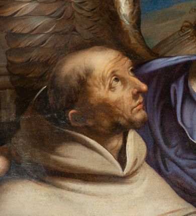 Zdjęcie nr 7: Obraz uzyskał kształt stojącego prostokąta zamkniętego nadwieszonym łukiem półkolistym. Ujmuje go profilowana, złocona rama. Wizerunek przedstawia Matkę Boską z Dzieciątkiem (Szkaplerzną), przekazującą szkaplerz św. Szymonowi Stockowi. Z prawej strony kompozycji w całej postaci w ujęciu trzech czwartych wyobrażono Madonnę patrzącą w prawo, trzymającą na lewym ramieniu leżące Dzieciątko. Matka Boska stoi w kontrapoście na wyraźnie zaznaczonym stopniu. Jej łagodna i bardzo subtelna, owalna twarz o jasnej karnacji, została ukazana z profilu. Madonna ma kształtny nos, wydatne usta, niski podbródek i szeroko otwarte, ciemne oczy. Jej długie, jasnobrązowe włosy, spięte nieznacznie z tyłu, opadają na odsłoniętą szyję i plecy. We włosy z tyłu głowy została wpleciona świetlistoochrowa chusta, stanowiąca tło dla profilu twarzy Matki Boskiej. Chusta opada na prawe ramię i zwiewnie oplatając szyję, przechodzi na ramiona i dalej na plecy. Wokół głowy Marii widoczny jest delikatny nimb promienisty. Madonna ubrana jest w niebieski płaszcz przerzucony przez prawe ramię. Poły płaszcza, okrywając jej ręce, opadają ku ziemi. Spod płaszcza widoczna jest szkarłatna suknia bez rękawów, spod której widać purpurowe rękawy spodniej tuniki. Prawą ręką Matka Boska podaje połę szkaplerza zakonnego św. Szymonowi Stockowi, podtrzymując równocześnie leżące na lewym ramieniu nagie Dzieciątko. Mały Jezus o jasnej karnacji został przedstawiony w trzech czwartych z lekko uniesionymi, zgiętymi w łokciach rączkami. Ma pucułowatą twarz z wysokim czołem i różowymi policzkami, kształtny nos i wydatne wargi. Jego widoczną z profilu głowę otaczają jasne, krótkie włosy. Wokół głowy zaznaczone zostały delikatne świetliste promienie tworzące nimb. Jezus spoczywa na białej pieluszce. Przed Madonną klęczy na drewnianym klęczniku św. Szymon Stock. Został on ukazany w trzech czwartych w lewo. Jest to mężczyzna posunięty w latach ze śniadą karnacją i twarzą pooraną zmarszczkami. Ma siwiejące krótkie włosy z widoczną łysiną nad czołem i podobnie siwiejący, krótki zarost. Jego pociągłą twarz charakteryzuje wyrazisty orli nos oraz szeroko otwarte oczy i wąskie usta. Święty z lekka unosi głowę, wpatrując się w Marię. Wyciągniętymi przed siebie obiema rękami przyjmuje od niej poły karmelitańskiego szkaplerza. Ubrany jest w karmelitański brązowy habit przepasany pasem, u którego wisi różaniec. Na ramiona ma nałożony biały płaszcz zakonny z kapturem opadającym na plecy. Za nim widoczny jest w ujęciu trzech czwartych w prawo skrzydlaty anioł. Swoją prawą ręką obejmuje za ramię św. Szymona, lewą zaś zdaje się unosić w geście mowy. Ma twarz o jasnej karnacji z różowymi policzkami. Charakteryzuje ją zadarty nos, szeroko otwarte ciemne oczy i wyraziste usta. Ubrany jest w luźną, fioletową tunikę. Ponad św. Szymonem Stockiem i Madonną unosi się gołębica Ducha Świętego na tle rozjaśnionych szaro-złocistych obłoków, ukazanych na tle błękitnego nieba. On też jest źródłem świetlistych promieni skierowanych na św. Szymona. Duchowi Świętemu towarzyszą z lewej strony trzy uskrzydlone główki anielskie, a z prawej dwie. Za świętym karmelitą i aniołem widoczny jest pionowy fragment architektoniczny. U podnóża stopnia, na którym stoi Madonna, w prawym dolnym rogu obrazu widać przewróconą ludzką czaszkę i stojącą obok złocistą misę z położonym na niej po przekątnej kropidłem.
