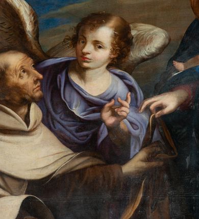 Zdjęcie nr 5: Obraz uzyskał kształt stojącego prostokąta zamkniętego nadwieszonym łukiem półkolistym. Ujmuje go profilowana, złocona rama. Wizerunek przedstawia Matkę Boską z Dzieciątkiem (Szkaplerzną), przekazującą szkaplerz św. Szymonowi Stockowi. Z prawej strony kompozycji w całej postaci w ujęciu trzech czwartych wyobrażono Madonnę patrzącą w prawo, trzymającą na lewym ramieniu leżące Dzieciątko. Matka Boska stoi w kontrapoście na wyraźnie zaznaczonym stopniu. Jej łagodna i bardzo subtelna, owalna twarz o jasnej karnacji, została ukazana z profilu. Madonna ma kształtny nos, wydatne usta, niski podbródek i szeroko otwarte, ciemne oczy. Jej długie, jasnobrązowe włosy, spięte nieznacznie z tyłu, opadają na odsłoniętą szyję i plecy. We włosy z tyłu głowy została wpleciona świetlistoochrowa chusta, stanowiąca tło dla profilu twarzy Matki Boskiej. Chusta opada na prawe ramię i zwiewnie oplatając szyję, przechodzi na ramiona i dalej na plecy. Wokół głowy Marii widoczny jest delikatny nimb promienisty. Madonna ubrana jest w niebieski płaszcz przerzucony przez prawe ramię. Poły płaszcza, okrywając jej ręce, opadają ku ziemi. Spod płaszcza widoczna jest szkarłatna suknia bez rękawów, spod której widać purpurowe rękawy spodniej tuniki. Prawą ręką Matka Boska podaje połę szkaplerza zakonnego św. Szymonowi Stockowi, podtrzymując równocześnie leżące na lewym ramieniu nagie Dzieciątko. Mały Jezus o jasnej karnacji został przedstawiony w trzech czwartych z lekko uniesionymi, zgiętymi w łokciach rączkami. Ma pucułowatą twarz z wysokim czołem i różowymi policzkami, kształtny nos i wydatne wargi. Jego widoczną z profilu głowę otaczają jasne, krótkie włosy. Wokół głowy zaznaczone zostały delikatne świetliste promienie tworzące nimb. Jezus spoczywa na białej pieluszce. Przed Madonną klęczy na drewnianym klęczniku św. Szymon Stock. Został on ukazany w trzech czwartych w lewo. Jest to mężczyzna posunięty w latach ze śniadą karnacją i twarzą pooraną zmarszczkami. Ma siwiejące krótkie włosy z widoczną łysiną nad czołem i podobnie siwiejący, krótki zarost. Jego pociągłą twarz charakteryzuje wyrazisty orli nos oraz szeroko otwarte oczy i wąskie usta. Święty z lekka unosi głowę, wpatrując się w Marię. Wyciągniętymi przed siebie obiema rękami przyjmuje od niej poły karmelitańskiego szkaplerza. Ubrany jest w karmelitański brązowy habit przepasany pasem, u którego wisi różaniec. Na ramiona ma nałożony biały płaszcz zakonny z kapturem opadającym na plecy. Za nim widoczny jest w ujęciu trzech czwartych w prawo skrzydlaty anioł. Swoją prawą ręką obejmuje za ramię św. Szymona, lewą zaś zdaje się unosić w geście mowy. Ma twarz o jasnej karnacji z różowymi policzkami. Charakteryzuje ją zadarty nos, szeroko otwarte ciemne oczy i wyraziste usta. Ubrany jest w luźną, fioletową tunikę. Ponad św. Szymonem Stockiem i Madonną unosi się gołębica Ducha Świętego na tle rozjaśnionych szaro-złocistych obłoków, ukazanych na tle błękitnego nieba. On też jest źródłem świetlistych promieni skierowanych na św. Szymona. Duchowi Świętemu towarzyszą z lewej strony trzy uskrzydlone główki anielskie, a z prawej dwie. Za świętym karmelitą i aniołem widoczny jest pionowy fragment architektoniczny. U podnóża stopnia, na którym stoi Madonna, w prawym dolnym rogu obrazu widać przewróconą ludzką czaszkę i stojącą obok złocistą misę z położonym na niej po przekątnej kropidłem.
