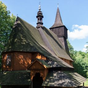 Zdjęcie nr 1: Kościół jest usytuowany ustronnie na stoku wzniesienia, otoczony starodrzewiem i parkanem, ujmującym stary cmentarz z nielicznymi mogiłami i nagrobkami. Orientowaną świątynię w całości wzniesiono z drewna. Zastosowano konstrukcję zrębową na murowanej podwalinie z murowaną kryptą pod prezbiterium. Nawa kościoła jest prawie kwadratowa. Od wchodu przylega do niej węższe prezbiterium zamknięte trójbocznie. Przy jego północnej ścianie wzniesiono bezokienną zakrystię z wejściem od strony wschodniej. Od zachodu z nawą łączy się wieża na rzucie kwadratu wzniesiona na tzw. słup. Ma pochyłe ściany, szalowane w dolnej części deskami, a w górnej podbite gontem. Wieża zakończona jest nadwieszoną izbicą, zwieńczoną ostrosłupowym hełmem gontowym. W połowie wysokości wieżę opasa pulpitowy daszek gontowy łączący się po bokach z dachem nawy. Pod wieżą urządzono obszerną kruchtę. Wysokie i spadziste dachy kościoła pokryte są gontem. Więźba ma konstrukcję storczykową. Ponad wschodnim szczytem nawy usytuowano nadwieszoną wieżyczkę na sygnaturkę o kształcie cebulastym z latarnią zwieńczoną krzyżem. Całość bryły kościoła (z wyjątkiem wieży) obiegają otwarte soboty, w które przed zakrystią od wschodu wbudowano nowy przedsionek. W nawie od południa znajduje się profilowany portal z nadprożem wykrojonym w ośli grzbiet. Umieszczone w nim drzwi zostały zaopatrzone w stare okucia i antabę. Wnętrze nawy i prezbiterium nakryto płaskimi stropami z pozostałościami późnorenesansowych malowideł z motywem kasetonów z rozetami. Łuk tęczowy jest ostry. Spływa na profilowaną belkę, która jest wsparta na kroksztynach. Na belce tęczowej został ustawiony krucyfiks oraz figury Matki Boskiej i św. Jana Apostoła. Chór muzyczny z dekorowanym malarsko parapetem został wsparty na dwóch słupach. W świątyni znajduje się rokokowy ołtarz główny z obrazem ze sceną Zwiastowania NMP. Dwa ołtarze boczne ustawione zostały przy łuku tęczowym. Prawy ołtarz boczny św. Karola Boromeusza pochodzi z drugiej połowy XVII wieku. Na to miejsce trafił on w połowie XX wieku z kaplicy pałacu w Osieku. Lewy ołtarz boczny jest późnobarokowy z około 1700 roku. W jego centrum umieszczono obraz Matki Boskiej Piekarskiej. Na północnej ścianie nad wejściem do zakrystii zawieszono epitafium Mikołaja i Beaty z Mirowa Porębskich z 1611 roku. Wcześniej epitafium pełniło rolę retabulum w miejscu stojącego dziś ołtarza św. Karola Boromeusza. W prezbiterium przy łuku tęczowym zawieszono rokokową ambonę w kształcie łodzi, na którą wejście prowadzi z zakrystii. Przy wejściu do nawy znajduje się kamienna chrzcielnica z początku XVI wieku, ozdobiona herbem Fogelweder, z drewnianą, późnobarokową nakrywą. W zakrystii zachował się także rokokowy drewniany lawetarz z drugiej połowy XVIII wieku.     