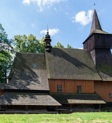 Zdjęcie nr 4: Kościół jest usytuowany ustronnie na stoku wzniesienia, otoczony starodrzewiem i parkanem, ujmującym stary cmentarz z nielicznymi mogiłami i nagrobkami. Orientowaną świątynię w całości wzniesiono z drewna. Zastosowano konstrukcję zrębową na murowanej podwalinie z murowaną kryptą pod prezbiterium. Nawa kościoła jest prawie kwadratowa. Od wchodu przylega do niej węższe prezbiterium zamknięte trójbocznie. Przy jego północnej ścianie wzniesiono bezokienną zakrystię z wejściem od strony wschodniej. Od zachodu z nawą łączy się wieża na rzucie kwadratu wzniesiona na tzw. słup. Ma pochyłe ściany, szalowane w dolnej części deskami, a w górnej podbite gontem. Wieża zakończona jest nadwieszoną izbicą, zwieńczoną ostrosłupowym hełmem gontowym. W połowie wysokości wieżę opasa pulpitowy daszek gontowy łączący się po bokach z dachem nawy. Pod wieżą urządzono obszerną kruchtę. Wysokie i spadziste dachy kościoła pokryte są gontem. Więźba ma konstrukcję storczykową. Ponad wschodnim szczytem nawy usytuowano nadwieszoną wieżyczkę na sygnaturkę o kształcie cebulastym z latarnią zwieńczoną krzyżem. Całość bryły kościoła (z wyjątkiem wieży) obiegają otwarte soboty, w które przed zakrystią od wschodu wbudowano nowy przedsionek. W nawie od południa znajduje się profilowany portal z nadprożem wykrojonym w ośli grzbiet. Umieszczone w nim drzwi zostały zaopatrzone w stare okucia i antabę. Wnętrze nawy i prezbiterium nakryto płaskimi stropami z pozostałościami późnorenesansowych malowideł z motywem kasetonów z rozetami. Łuk tęczowy jest ostry. Spływa na profilowaną belkę, która jest wsparta na kroksztynach. Na belce tęczowej został ustawiony krucyfiks oraz figury Matki Boskiej i św. Jana Apostoła. Chór muzyczny z dekorowanym malarsko parapetem został wsparty na dwóch słupach. W świątyni znajduje się rokokowy ołtarz główny z obrazem ze sceną Zwiastowania NMP. Dwa ołtarze boczne ustawione zostały przy łuku tęczowym. Prawy ołtarz boczny św. Karola Boromeusza pochodzi z drugiej połowy XVII wieku. Na to miejsce trafił on w połowie XX wieku z kaplicy pałacu w Osieku. Lewy ołtarz boczny jest późnobarokowy z około 1700 roku. W jego centrum umieszczono obraz Matki Boskiej Piekarskiej. Na północnej ścianie nad wejściem do zakrystii zawieszono epitafium Mikołaja i Beaty z Mirowa Porębskich z 1611 roku. Wcześniej epitafium pełniło rolę retabulum w miejscu stojącego dziś ołtarza św. Karola Boromeusza. W prezbiterium przy łuku tęczowym zawieszono rokokową ambonę w kształcie łodzi, na którą wejście prowadzi z zakrystii. Przy wejściu do nawy znajduje się kamienna chrzcielnica z początku XVI wieku, ozdobiona herbem Fogelweder, z drewnianą, późnobarokową nakrywą. W zakrystii zachował się także rokokowy drewniany lawetarz z drugiej połowy XVIII wieku.     