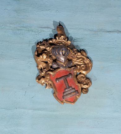 Zdjęcie nr 15: Kościół jest usytuowany ustronnie na stoku wzniesienia, otoczony starodrzewiem i parkanem, ujmującym stary cmentarz z nielicznymi mogiłami i nagrobkami. Orientowaną świątynię w całości wzniesiono z drewna. Zastosowano konstrukcję zrębową na murowanej podwalinie z murowaną kryptą pod prezbiterium. Nawa kościoła jest prawie kwadratowa. Od wchodu przylega do niej węższe prezbiterium zamknięte trójbocznie. Przy jego północnej ścianie wzniesiono bezokienną zakrystię z wejściem od strony wschodniej. Od zachodu z nawą łączy się wieża na rzucie kwadratu wzniesiona na tzw. słup. Ma pochyłe ściany, szalowane w dolnej części deskami, a w górnej podbite gontem. Wieża zakończona jest nadwieszoną izbicą, zwieńczoną ostrosłupowym hełmem gontowym. W połowie wysokości wieżę opasa pulpitowy daszek gontowy łączący się po bokach z dachem nawy. Pod wieżą urządzono obszerną kruchtę. Wysokie i spadziste dachy kościoła pokryte są gontem. Więźba ma konstrukcję storczykową. Ponad wschodnim szczytem nawy usytuowano nadwieszoną wieżyczkę na sygnaturkę o kształcie cebulastym z latarnią zwieńczoną krzyżem. Całość bryły kościoła (z wyjątkiem wieży) obiegają otwarte soboty, w które przed zakrystią od wschodu wbudowano nowy przedsionek. W nawie od południa znajduje się profilowany portal z nadprożem wykrojonym w ośli grzbiet. Umieszczone w nim drzwi zostały zaopatrzone w stare okucia i antabę. Wnętrze nawy i prezbiterium nakryto płaskimi stropami z pozostałościami późnorenesansowych malowideł z motywem kasetonów z rozetami. Łuk tęczowy jest ostry. Spływa na profilowaną belkę, która jest wsparta na kroksztynach. Na belce tęczowej został ustawiony krucyfiks oraz figury Matki Boskiej i św. Jana Apostoła. Chór muzyczny z dekorowanym malarsko parapetem został wsparty na dwóch słupach. W świątyni znajduje się rokokowy ołtarz główny z obrazem ze sceną Zwiastowania NMP. Dwa ołtarze boczne ustawione zostały przy łuku tęczowym. Prawy ołtarz boczny św. Karola Boromeusza pochodzi z drugiej połowy XVII wieku. Na to miejsce trafił on w połowie XX wieku z kaplicy pałacu w Osieku. Lewy ołtarz boczny jest późnobarokowy z około 1700 roku. W jego centrum umieszczono obraz Matki Boskiej Piekarskiej. Na północnej ścianie nad wejściem do zakrystii zawieszono epitafium Mikołaja i Beaty z Mirowa Porębskich z 1611 roku. Wcześniej epitafium pełniło rolę retabulum w miejscu stojącego dziś ołtarza św. Karola Boromeusza. W prezbiterium przy łuku tęczowym zawieszono rokokową ambonę w kształcie łodzi, na którą wejście prowadzi z zakrystii. Przy wejściu do nawy znajduje się kamienna chrzcielnica z początku XVI wieku, ozdobiona herbem Fogelweder, z drewnianą, późnobarokową nakrywą. W zakrystii zachował się także rokokowy drewniany lawetarz z drugiej połowy XVIII wieku.     