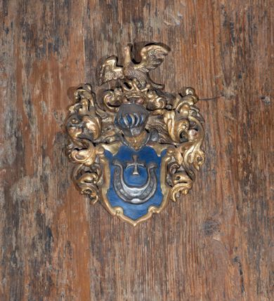 Zdjęcie nr 16: Kościół jest usytuowany ustronnie na stoku wzniesienia, otoczony starodrzewiem i parkanem, ujmującym stary cmentarz z nielicznymi mogiłami i nagrobkami. Orientowaną świątynię w całości wzniesiono z drewna. Zastosowano konstrukcję zrębową na murowanej podwalinie z murowaną kryptą pod prezbiterium. Nawa kościoła jest prawie kwadratowa. Od wchodu przylega do niej węższe prezbiterium zamknięte trójbocznie. Przy jego północnej ścianie wzniesiono bezokienną zakrystię z wejściem od strony wschodniej. Od zachodu z nawą łączy się wieża na rzucie kwadratu wzniesiona na tzw. słup. Ma pochyłe ściany, szalowane w dolnej części deskami, a w górnej podbite gontem. Wieża zakończona jest nadwieszoną izbicą, zwieńczoną ostrosłupowym hełmem gontowym. W połowie wysokości wieżę opasa pulpitowy daszek gontowy łączący się po bokach z dachem nawy. Pod wieżą urządzono obszerną kruchtę. Wysokie i spadziste dachy kościoła pokryte są gontem. Więźba ma konstrukcję storczykową. Ponad wschodnim szczytem nawy usytuowano nadwieszoną wieżyczkę na sygnaturkę o kształcie cebulastym z latarnią zwieńczoną krzyżem. Całość bryły kościoła (z wyjątkiem wieży) obiegają otwarte soboty, w które przed zakrystią od wschodu wbudowano nowy przedsionek. W nawie od południa znajduje się profilowany portal z nadprożem wykrojonym w ośli grzbiet. Umieszczone w nim drzwi zostały zaopatrzone w stare okucia i antabę. Wnętrze nawy i prezbiterium nakryto płaskimi stropami z pozostałościami późnorenesansowych malowideł z motywem kasetonów z rozetami. Łuk tęczowy jest ostry. Spływa na profilowaną belkę, która jest wsparta na kroksztynach. Na belce tęczowej został ustawiony krucyfiks oraz figury Matki Boskiej i św. Jana Apostoła. Chór muzyczny z dekorowanym malarsko parapetem został wsparty na dwóch słupach. W świątyni znajduje się rokokowy ołtarz główny z obrazem ze sceną Zwiastowania NMP. Dwa ołtarze boczne ustawione zostały przy łuku tęczowym. Prawy ołtarz boczny św. Karola Boromeusza pochodzi z drugiej połowy XVII wieku. Na to miejsce trafił on w połowie XX wieku z kaplicy pałacu w Osieku. Lewy ołtarz boczny jest późnobarokowy z około 1700 roku. W jego centrum umieszczono obraz Matki Boskiej Piekarskiej. Na północnej ścianie nad wejściem do zakrystii zawieszono epitafium Mikołaja i Beaty z Mirowa Porębskich z 1611 roku. Wcześniej epitafium pełniło rolę retabulum w miejscu stojącego dziś ołtarza św. Karola Boromeusza. W prezbiterium przy łuku tęczowym zawieszono rokokową ambonę w kształcie łodzi, na którą wejście prowadzi z zakrystii. Przy wejściu do nawy znajduje się kamienna chrzcielnica z początku XVI wieku, ozdobiona herbem Fogelweder, z drewnianą, późnobarokową nakrywą. W zakrystii zachował się także rokokowy drewniany lawetarz z drugiej połowy XVIII wieku.     