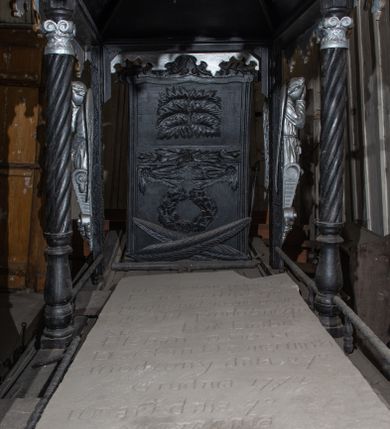 Zdjęcie nr 1: Płyta z piaskowca uzyskała kształt prostokąta. Jej lico w całości pokrywa polska inskrypcja nagrobna: Tu szanowne popioły / Pasterza dobrego / pragną wdzięczne owie/czki/ na dal podobnego / Xią[dz] Jan Drabik / Pleban osiecki / Dziekan oświęcimski / narodzony dnia 27[ego] / Grudnia 1772 / umarł dnia 4[tego]września 1827. 