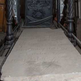 Zdjęcie nr 1: Płyta z piaskowca uzyskała kształt prostokąta. Jej lico w całości pokrywa polska inskrypcja nagrobna: Tu szanowne popioły / Pasterza dobrego / pragną wdzięczne owie/czki/ na dal podobnego / Xią[dz] Jan Drabik / Pleban osiecki / Dziekan oświęcimski / narodzony dnia 27[ego] / Grudnia 1772 / umarł dnia 4[tego]września 1827. 