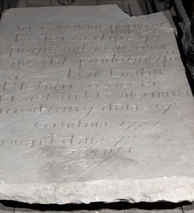 Zdjęcie nr 2: Płyta z piaskowca uzyskała kształt prostokąta. Jej lico w całości pokrywa polska inskrypcja nagrobna: Tu szanowne popioły / Pasterza dobrego / pragną wdzięczne owie/czki/ na dal podobnego / Xią[dz] Jan Drabik / Pleban osiecki / Dziekan oświęcimski / narodzony dnia 27[ego] / Grudnia 1772 / umarł dnia 4[tego]września 1827. 