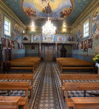 Zdjęcie nr 14: Drewnianą architekturę kościoła charakteryzuje konstrukcja zrębowa. Bryłę świątyni tworzy korpus nawowy oraz węższe, zakończone trójbocznie prezbiterium z przylegającą od północy zakrystią. Od zachodu do korpusu dostawiono wieżę o konstrukcji słupowo-ramowej z izbicą, zwieńczoną cebulastym hełmem przechodzącym w ostrosłup. Ściany pokryte są gontem, izbica wieży pionowym szalunkiem z listwowaniem, dekoracyjnym wycięciem oraz okrągłymi otworami. Korpus nawowy i prezbiterium nakrywają oddzielne, wielopołaciowe dachy o zróżnicowanej wysokości kalenicy, kryte blachą. Wokół bryły kościoła znajdują się otwarte soboty z wydatnymi dachami gontowymi. 
Wnętrze świątyni przekrywają płaskie stropy wydzielone profilowanym gzymsem. Otwory drzwiowe ujęte są późnogotyckimi portalami o nadprożach w formie tzw. łuku w ośli grzbiet. Profilowany łuk tęczowy ma kształt półokrągły i jest nadwieszony na kroksztynach. Ściany i stropy pokryte są polichromią.       
