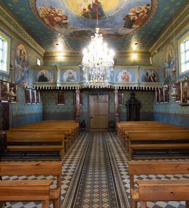 Zdjęcie nr 13: Drewnianą architekturę kościoła charakteryzuje konstrukcja zrębowa. Bryłę świątyni tworzy korpus nawowy oraz węższe, zakończone trójbocznie prezbiterium z przylegającą od północy zakrystią. Od zachodu do korpusu dostawiono wieżę o konstrukcji słupowo-ramowej z izbicą, zwieńczoną cebulastym hełmem przechodzącym w ostrosłup. Ściany pokryte są gontem, izbica wieży pionowym szalunkiem z listwowaniem, dekoracyjnym wycięciem oraz okrągłymi otworami. Korpus nawowy i prezbiterium nakrywają oddzielne, wielopołaciowe dachy o zróżnicowanej wysokości kalenicy, kryte blachą. Wokół bryły kościoła znajdują się otwarte soboty z wydatnymi dachami gontowymi. 
Wnętrze świątyni przekrywają płaskie stropy wydzielone profilowanym gzymsem. Otwory drzwiowe ujęte są późnogotyckimi portalami o nadprożach w formie tzw. łuku w ośli grzbiet. Profilowany łuk tęczowy ma kształt półokrągły i jest nadwieszony na kroksztynach. Ściany i stropy pokryte są polichromią.       
