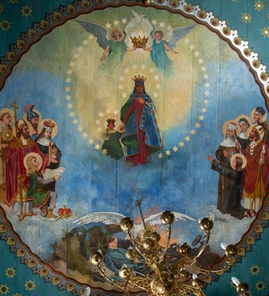 Zdjęcie nr 15: Drewnianą architekturę kościoła charakteryzuje konstrukcja zrębowa. Bryłę świątyni tworzy korpus nawowy oraz węższe, zakończone trójbocznie prezbiterium z przylegającą od północy zakrystią. Od zachodu do korpusu dostawiono wieżę o konstrukcji słupowo-ramowej z izbicą, zwieńczoną cebulastym hełmem przechodzącym w ostrosłup. Ściany pokryte są gontem, izbica wieży pionowym szalunkiem z listwowaniem, dekoracyjnym wycięciem oraz okrągłymi otworami. Korpus nawowy i prezbiterium nakrywają oddzielne, wielopołaciowe dachy o zróżnicowanej wysokości kalenicy, kryte blachą. Wokół bryły kościoła znajdują się otwarte soboty z wydatnymi dachami gontowymi. 
Wnętrze świątyni przekrywają płaskie stropy wydzielone profilowanym gzymsem. Otwory drzwiowe ujęte są późnogotyckimi portalami o nadprożach w formie tzw. łuku w ośli grzbiet. Profilowany łuk tęczowy ma kształt półokrągły i jest nadwieszony na kroksztynach. Ściany i stropy pokryte są polichromią.       
