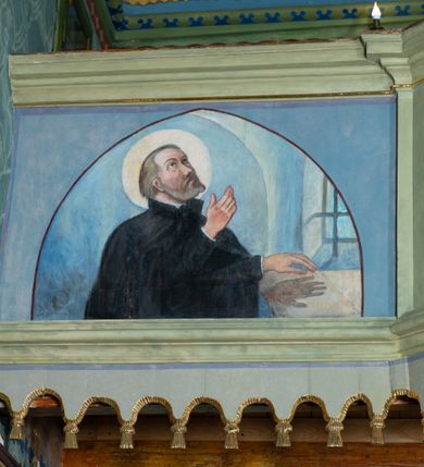 Zdjęcie nr 23: Drewnianą architekturę kościoła charakteryzuje konstrukcja zrębowa. Bryłę świątyni tworzy korpus nawowy oraz węższe, zakończone trójbocznie prezbiterium z przylegającą od północy zakrystią. Od zachodu do korpusu dostawiono wieżę o konstrukcji słupowo-ramowej z izbicą, zwieńczoną cebulastym hełmem przechodzącym w ostrosłup. Ściany pokryte są gontem, izbica wieży pionowym szalunkiem z listwowaniem, dekoracyjnym wycięciem oraz okrągłymi otworami. Korpus nawowy i prezbiterium nakrywają oddzielne, wielopołaciowe dachy o zróżnicowanej wysokości kalenicy, kryte blachą. Wokół bryły kościoła znajdują się otwarte soboty z wydatnymi dachami gontowymi. 
Wnętrze świątyni przekrywają płaskie stropy wydzielone profilowanym gzymsem. Otwory drzwiowe ujęte są późnogotyckimi portalami o nadprożach w formie tzw. łuku w ośli grzbiet. Profilowany łuk tęczowy ma kształt półokrągły i jest nadwieszony na kroksztynach. Ściany i stropy pokryte są polichromią.       
