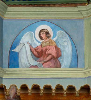 Zdjęcie nr 19: Drewnianą architekturę kościoła charakteryzuje konstrukcja zrębowa. Bryłę świątyni tworzy korpus nawowy oraz węższe, zakończone trójbocznie prezbiterium z przylegającą od północy zakrystią. Od zachodu do korpusu dostawiono wieżę o konstrukcji słupowo-ramowej z izbicą, zwieńczoną cebulastym hełmem przechodzącym w ostrosłup. Ściany pokryte są gontem, izbica wieży pionowym szalunkiem z listwowaniem, dekoracyjnym wycięciem oraz okrągłymi otworami. Korpus nawowy i prezbiterium nakrywają oddzielne, wielopołaciowe dachy o zróżnicowanej wysokości kalenicy, kryte blachą. Wokół bryły kościoła znajdują się otwarte soboty z wydatnymi dachami gontowymi. 
Wnętrze świątyni przekrywają płaskie stropy wydzielone profilowanym gzymsem. Otwory drzwiowe ujęte są późnogotyckimi portalami o nadprożach w formie tzw. łuku w ośli grzbiet. Profilowany łuk tęczowy ma kształt półokrągły i jest nadwieszony na kroksztynach. Ściany i stropy pokryte są polichromią.       
