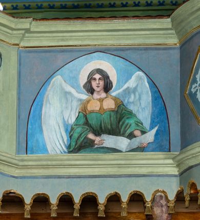 Zdjęcie nr 22: Drewnianą architekturę kościoła charakteryzuje konstrukcja zrębowa. Bryłę świątyni tworzy korpus nawowy oraz węższe, zakończone trójbocznie prezbiterium z przylegającą od północy zakrystią. Od zachodu do korpusu dostawiono wieżę o konstrukcji słupowo-ramowej z izbicą, zwieńczoną cebulastym hełmem przechodzącym w ostrosłup. Ściany pokryte są gontem, izbica wieży pionowym szalunkiem z listwowaniem, dekoracyjnym wycięciem oraz okrągłymi otworami. Korpus nawowy i prezbiterium nakrywają oddzielne, wielopołaciowe dachy o zróżnicowanej wysokości kalenicy, kryte blachą. Wokół bryły kościoła znajdują się otwarte soboty z wydatnymi dachami gontowymi. 
Wnętrze świątyni przekrywają płaskie stropy wydzielone profilowanym gzymsem. Otwory drzwiowe ujęte są późnogotyckimi portalami o nadprożach w formie tzw. łuku w ośli grzbiet. Profilowany łuk tęczowy ma kształt półokrągły i jest nadwieszony na kroksztynach. Ściany i stropy pokryte są polichromią.       
