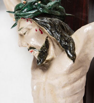 Zdjęcie nr 3: Krzyż o trójlistnym zakończeniu ramion. Rzeźba pełna; figura w typie Cristo morte, ciało w dużym zwisie, o układzie bliskim literze „Y”. Głowa przechylona na prawe ramię, nogi ugięte w kolanach, stopy przebite jednym gwoździem w układzie prawa na lewą. Twarz pociągła, o wyraźnych rysach, dużym nosie i pełnych ustach, okolona zarostem. Na głowie szeroka korona cierniowa. Sylwetka wychudzona, ciało z zaznaczonymi silnie mięśniami rąk i nóg oraz żebrami klatki piersiowej i mostkiem. Perizonium przewiązane sznurem, odsłaniające oba uda; tkanina drapowana, przerzucona przez sznur w partii podbrzusza. Polichromia naturalistyczna w odsłoniętych partiach ciała z zaznaczonymi śladami męki, perizonium złocone.