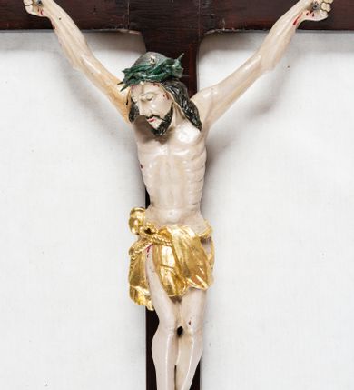Zdjęcie nr 1: Krzyż o trójlistnym zakończeniu ramion. Rzeźba pełna; figura w typie Cristo morte, ciało w dużym zwisie, o układzie bliskim literze „Y”. Głowa przechylona na prawe ramię, nogi ugięte w kolanach, stopy przebite jednym gwoździem w układzie prawa na lewą. Twarz pociągła, o wyraźnych rysach, dużym nosie i pełnych ustach, okolona zarostem. Na głowie szeroka korona cierniowa. Sylwetka wychudzona, ciało z zaznaczonymi silnie mięśniami rąk i nóg oraz żebrami klatki piersiowej i mostkiem. Perizonium przewiązane sznurem, odsłaniające oba uda; tkanina drapowana, przerzucona przez sznur w partii podbrzusza. Polichromia naturalistyczna w odsłoniętych partiach ciała z zaznaczonymi śladami męki, perizonium złocone.