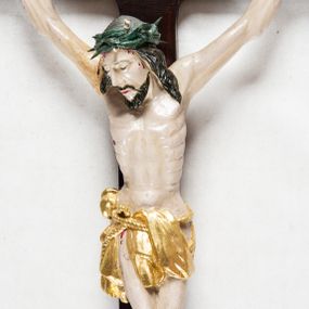 Zdjęcie nr 1: Krzyż o trójlistnym zakończeniu ramion. Rzeźba pełna; figura w typie Cristo morte, ciało w dużym zwisie, o układzie bliskim literze „Y”. Głowa przechylona na prawe ramię, nogi ugięte w kolanach, stopy przebite jednym gwoździem w układzie prawa na lewą. Twarz pociągła, o wyraźnych rysach, dużym nosie i pełnych ustach, okolona zarostem. Na głowie szeroka korona cierniowa. Sylwetka wychudzona, ciało z zaznaczonymi silnie mięśniami rąk i nóg oraz żebrami klatki piersiowej i mostkiem. Perizonium przewiązane sznurem, odsłaniające oba uda; tkanina drapowana, przerzucona przez sznur w partii podbrzusza. Polichromia naturalistyczna w odsłoniętych partiach ciała z zaznaczonymi śladami męki, perizonium złocone.