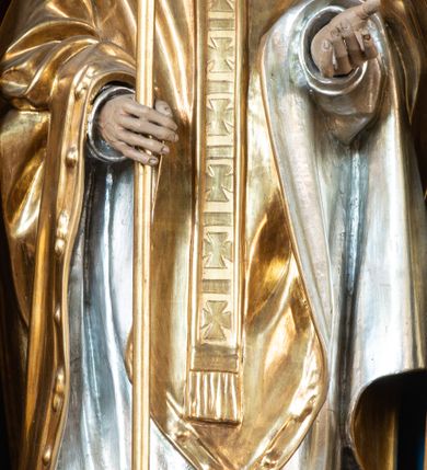 Zdjęcie nr 4: Ołtarz drewniany, prostopadłościenny, na dwustopniowej podstawie; mensa drewniana; antependium podzielone na trzy kwadratowe pola wypełnione maswerkami. 

Tabernakulum w formie prostopadłościennej skrzynki. Ścianka frontowa flankowana dwiema lizenami dźwigającymi niepełne belkowanie wyłamane nad osią środkową, opasujące tabernakulum z trzech stron, z fryzem dekorowanym maswerkowymi czwórliśćmi. Drzwiczki w formie stojącego prostokąta, zamkniętego łukiem ostrym z płaskorzeźbionym krzyżem w polu. 

Nastawa architektoniczna, jednoosiowa, jednokondygnacyjna ze zwieńczeniem, z predellą. Kondygnacja ujęta parą dwustrefowych kapliczek: w dolnej części, w niszach zwieńczonych wimpergą figury św. Wojciecha i św. Stanisława; w górnej zamknięte od góry baldachimem z ażurową fialą, zdobioną maswerkiem, sterczynami i wimpergami. Pole środkowe nastawy na cokole, ujęte wysokimi, wąskimi kolumienkami podtrzymującymi ostrołukową arkadę z niszą, zwieńczoną wimpergą. Wimperga wypełniona maswerkiem z czwórliściem pośrodku. W niszy obraz św. Antoniego Padewskiego, na zasuwie obraz Jezusa Miłosiernego. Kondygnację ujmują uszy w postaci łuków przyporowych, zdobionych ażurowymi blendami i sterczynami. Zwieńczenie w formie wieżyczki flankowane łukami przyporowymi, zakończone wysoką fialą z kwiatonem.

Struktura w kolorze naturalnego drewna, płyciny polichromowane na czerwono i niebiesko; kolumienki, ornamentyka, profile i detale architektoniczne złocone.
