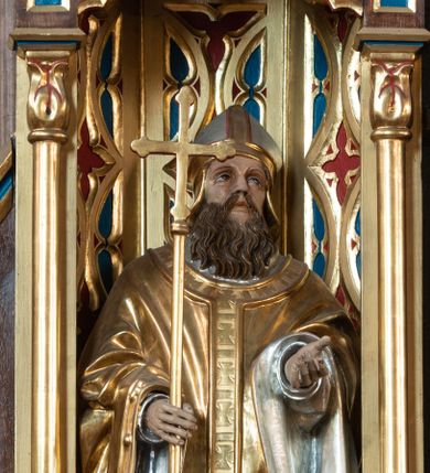 Zdjęcie nr 6: Ołtarz drewniany, prostopadłościenny, na dwustopniowej podstawie; mensa drewniana; antependium podzielone na trzy kwadratowe pola wypełnione maswerkami. 

Tabernakulum w formie prostopadłościennej skrzynki. Ścianka frontowa flankowana dwiema lizenami dźwigającymi niepełne belkowanie wyłamane nad osią środkową, opasujące tabernakulum z trzech stron, z fryzem dekorowanym maswerkowymi czwórliśćmi. Drzwiczki w formie stojącego prostokąta, zamkniętego łukiem ostrym z płaskorzeźbionym krzyżem w polu. 

Nastawa architektoniczna, jednoosiowa, jednokondygnacyjna ze zwieńczeniem, z predellą. Kondygnacja ujęta parą dwustrefowych kapliczek: w dolnej części, w niszach zwieńczonych wimpergą figury św. Wojciecha i św. Stanisława; w górnej zamknięte od góry baldachimem z ażurową fialą, zdobioną maswerkiem, sterczynami i wimpergami. Pole środkowe nastawy na cokole, ujęte wysokimi, wąskimi kolumienkami podtrzymującymi ostrołukową arkadę z niszą, zwieńczoną wimpergą. Wimperga wypełniona maswerkiem z czwórliściem pośrodku. W niszy obraz św. Antoniego Padewskiego, na zasuwie obraz Jezusa Miłosiernego. Kondygnację ujmują uszy w postaci łuków przyporowych, zdobionych ażurowymi blendami i sterczynami. Zwieńczenie w formie wieżyczki flankowane łukami przyporowymi, zakończone wysoką fialą z kwiatonem.

Struktura w kolorze naturalnego drewna, płyciny polichromowane na czerwono i niebiesko; kolumienki, ornamentyka, profile i detale architektoniczne złocone.
