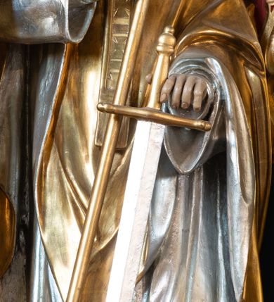 Zdjęcie nr 5: Ołtarz drewniany, prostopadłościenny, na dwustopniowej podstawie; mensa drewniana; antependium podzielone na trzy kwadratowe pola wypełnione maswerkami. 

Tabernakulum w formie prostopadłościennej skrzynki. Ścianka frontowa flankowana dwiema lizenami dźwigającymi niepełne belkowanie wyłamane nad osią środkową, opasujące tabernakulum z trzech stron, z fryzem dekorowanym maswerkowymi czwórliśćmi. Drzwiczki w formie stojącego prostokąta, zamkniętego łukiem ostrym z płaskorzeźbionym krzyżem w polu. 

Nastawa architektoniczna, jednoosiowa, jednokondygnacyjna ze zwieńczeniem, z predellą. Kondygnacja ujęta parą dwustrefowych kapliczek: w dolnej części, w niszach zwieńczonych wimpergą figury św. Wojciecha i św. Stanisława; w górnej zamknięte od góry baldachimem z ażurową fialą, zdobioną maswerkiem, sterczynami i wimpergami. Pole środkowe nastawy na cokole, ujęte wysokimi, wąskimi kolumienkami podtrzymującymi ostrołukową arkadę z niszą, zwieńczoną wimpergą. Wimperga wypełniona maswerkiem z czwórliściem pośrodku. W niszy obraz św. Antoniego Padewskiego, na zasuwie obraz Jezusa Miłosiernego. Kondygnację ujmują uszy w postaci łuków przyporowych, zdobionych ażurowymi blendami i sterczynami. Zwieńczenie w formie wieżyczki flankowane łukami przyporowymi, zakończone wysoką fialą z kwiatonem.

Struktura w kolorze naturalnego drewna, płyciny polichromowane na czerwono i niebiesko; kolumienki, ornamentyka, profile i detale architektoniczne złocone.
