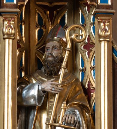 Zdjęcie nr 7: Ołtarz drewniany, prostopadłościenny, na dwustopniowej podstawie; mensa drewniana; antependium podzielone na trzy kwadratowe pola wypełnione maswerkami. 

Tabernakulum w formie prostopadłościennej skrzynki. Ścianka frontowa flankowana dwiema lizenami dźwigającymi niepełne belkowanie wyłamane nad osią środkową, opasujące tabernakulum z trzech stron, z fryzem dekorowanym maswerkowymi czwórliśćmi. Drzwiczki w formie stojącego prostokąta, zamkniętego łukiem ostrym z płaskorzeźbionym krzyżem w polu. 

Nastawa architektoniczna, jednoosiowa, jednokondygnacyjna ze zwieńczeniem, z predellą. Kondygnacja ujęta parą dwustrefowych kapliczek: w dolnej części, w niszach zwieńczonych wimpergą figury św. Wojciecha i św. Stanisława; w górnej zamknięte od góry baldachimem z ażurową fialą, zdobioną maswerkiem, sterczynami i wimpergami. Pole środkowe nastawy na cokole, ujęte wysokimi, wąskimi kolumienkami podtrzymującymi ostrołukową arkadę z niszą, zwieńczoną wimpergą. Wimperga wypełniona maswerkiem z czwórliściem pośrodku. W niszy obraz św. Antoniego Padewskiego, na zasuwie obraz Jezusa Miłosiernego. Kondygnację ujmują uszy w postaci łuków przyporowych, zdobionych ażurowymi blendami i sterczynami. Zwieńczenie w formie wieżyczki flankowane łukami przyporowymi, zakończone wysoką fialą z kwiatonem.

Struktura w kolorze naturalnego drewna, płyciny polichromowane na czerwono i niebiesko; kolumienki, ornamentyka, profile i detale architektoniczne złocone.
