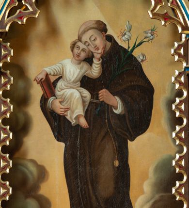 Zdjęcie nr 8: Ołtarz drewniany, prostopadłościenny, na dwustopniowej podstawie; mensa drewniana; antependium podzielone na trzy kwadratowe pola wypełnione maswerkami. 

Tabernakulum w formie prostopadłościennej skrzynki. Ścianka frontowa flankowana dwiema lizenami dźwigającymi niepełne belkowanie wyłamane nad osią środkową, opasujące tabernakulum z trzech stron, z fryzem dekorowanym maswerkowymi czwórliśćmi. Drzwiczki w formie stojącego prostokąta, zamkniętego łukiem ostrym z płaskorzeźbionym krzyżem w polu. 

Nastawa architektoniczna, jednoosiowa, jednokondygnacyjna ze zwieńczeniem, z predellą. Kondygnacja ujęta parą dwustrefowych kapliczek: w dolnej części, w niszach zwieńczonych wimpergą figury św. Wojciecha i św. Stanisława; w górnej zamknięte od góry baldachimem z ażurową fialą, zdobioną maswerkiem, sterczynami i wimpergami. Pole środkowe nastawy na cokole, ujęte wysokimi, wąskimi kolumienkami podtrzymującymi ostrołukową arkadę z niszą, zwieńczoną wimpergą. Wimperga wypełniona maswerkiem z czwórliściem pośrodku. W niszy obraz św. Antoniego Padewskiego, na zasuwie obraz Jezusa Miłosiernego. Kondygnację ujmują uszy w postaci łuków przyporowych, zdobionych ażurowymi blendami i sterczynami. Zwieńczenie w formie wieżyczki flankowane łukami przyporowymi, zakończone wysoką fialą z kwiatonem.

Struktura w kolorze naturalnego drewna, płyciny polichromowane na czerwono i niebiesko; kolumienki, ornamentyka, profile i detale architektoniczne złocone.
