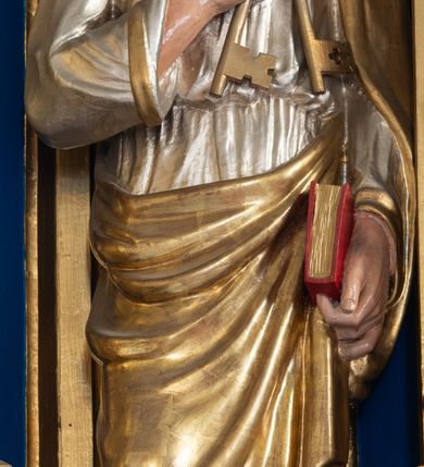 Zdjęcie nr 7: Ołtarz kamienny, prostopadłościenny, w drewnianej obudowie, ustawiony na trzystopniowej podstawie. Mensa i antependium drewniane, na przodzie flankowane dwiema parami blend, pole podzielone na trzy kwadratowe płyciny z maswerkami, w środkowej czwórliść z krzyżem.

Tabernakulum w formie prostopadłościennej skrzynki, na cokole, o ściętych przednich narożach. Drzwiczki metalowe, odlewane, w formie prostokąta stojącego, zamkniętego łukiem ostrym z przedstawieniem kielicha z hostią, otoczonego winną latoroślą i kłosami zboża na fakturowanym tle; w przyłuczach maswerki; naroża tabernakulum dekorowane blendami. Tron wystawienia w formie baldachimu, wspartego na parze kolumienek, o tylnej ściance wypełnionej maswerkami, po bokach flankowany wspornikami. Zwieńczenie  baldachimu w kształcie kopułki z latarnią, zdobionej naprzemiennie wimpergami i sterczynami.

Nastawa ołtarzowa architektoniczna, jednoosiowa z bramkami, jednokondygnacyjna ze zwieńczeniem, z predellą. Kondygnacja ujęta parą wysokich wieżyczek, podzielonych na dwie strefy: w dolnej nisze na figury św. Piotra i św. Pawła nakryte ostrołukowymi baldachimami ze sterczynami, w górnej nisze na niewielkich rozmiarów figurki św. Antoniego Padewskiego i św. Józefa, zakończone sterczynami z fialami. Pole środkowe na cokole, ujęte wysokimi, wąskimi kolumienkami dźwigającymi przyłucza wypełnione ornamentem roślinnym, które wspierają koronę utworzoną z trzech wimperg, wydzielonych sterczynami. W polu obraz „Śmierć św. Mikołaja z Tolentino” w formie prostokąta stojącego, zamkniętego łukiem ostrym, umieszczonego w profilowanej ramie. Obraz flankują dwie, pionowe wici roślinne. Na zasuwie obraz „Matki Boskiej Pocieszenia”, pędzla o. Grzegorza Parszywki z 1846 roku.

Zwieńczenie w formie kapliczki z figurą św. Jana Nepomucena, ujętej parą kolumienek podtrzymujących baldachim, którego krawędź dekorują naprzemiennie trzy wimpergi i sterczyny; całość zakończona fialą wypełnioną maswerkami. Zwieńczenie flankowane dwiema parami łuków nośnych ze wspornikami, których ażurowe przestrzenie wypełniają maswerki i blendy.  Bramki w formie arkad zamkniętych dwuspadowymi daszkami, podtrzymywanymi przez lizeny z blendami. Przejścia w kształcie prostokąta stojącego, zamkniętego łukiem półkolistym dekorowanym przy brzegu neogotyckim fartuchem, pole powyżej wypełniają blendy. Bramki zwieńczone ażurową konstrukcją utworzoną z wieżyczki, flankowanej przez łuki nośne ze sterczynami i ornamentem roślinnym.

Całość nastawy bogato zdobiona żabkami, motywem zwiniętego liścia i kwiatonami.

Struktura w kolorze naturalnego drewna, płyciny polichromowane na czerwono i niebiesko; kolumienki, ornamentyka, profile i detale architektoniczne złocone.
