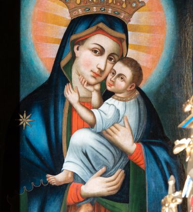 Zdjęcie nr 3: Ołtarz kamienny, prostopadłościenny, w drewnianej obudowie, ustawiony na trzystopniowej podstawie. Mensa i antependium drewniane, na przodzie flankowane dwiema parami blend, pole podzielone na trzy kwadratowe płyciny z maswerkami, w środkowej czwórliść z krzyżem.

Tabernakulum w formie prostopadłościennej skrzynki, na cokole, o ściętych przednich narożach. Drzwiczki metalowe, odlewane, w formie prostokąta stojącego, zamkniętego łukiem ostrym z przedstawieniem kielicha z hostią, otoczonego winną latoroślą i kłosami zboża na fakturowanym tle; w przyłuczach maswerki; naroża tabernakulum dekorowane blendami. Tron wystawienia w formie baldachimu, wspartego na parze kolumienek, o tylnej ściance wypełnionej maswerkami, po bokach flankowany wspornikami. Zwieńczenie  baldachimu w kształcie kopułki z latarnią, zdobionej naprzemiennie wimpergami i sterczynami.

Nastawa ołtarzowa architektoniczna, jednoosiowa z bramkami, jednokondygnacyjna ze zwieńczeniem, z predellą. Kondygnacja ujęta parą wysokich wieżyczek, podzielonych na dwie strefy: w dolnej nisze na figury św. Piotra i św. Pawła nakryte ostrołukowymi baldachimami ze sterczynami, w górnej nisze na niewielkich rozmiarów figurki św. Antoniego Padewskiego i św. Józefa, zakończone sterczynami z fialami. Pole środkowe na cokole, ujęte wysokimi, wąskimi kolumienkami dźwigającymi przyłucza wypełnione ornamentem roślinnym, które wspierają koronę utworzoną z trzech wimperg, wydzielonych sterczynami. W polu obraz „Śmierć św. Mikołaja z Tolentino” w formie prostokąta stojącego, zamkniętego łukiem ostrym, umieszczonego w profilowanej ramie. Obraz flankują dwie, pionowe wici roślinne. Na zasuwie obraz „Matki Boskiej Pocieszenia”, pędzla o. Grzegorza Parszywki z 1846 roku.

Zwieńczenie w formie kapliczki z figurą św. Jana Nepomucena, ujętej parą kolumienek podtrzymujących baldachim, którego krawędź dekorują naprzemiennie trzy wimpergi i sterczyny; całość zakończona fialą wypełnioną maswerkami. Zwieńczenie flankowane dwiema parami łuków nośnych ze wspornikami, których ażurowe przestrzenie wypełniają maswerki i blendy.  Bramki w formie arkad zamkniętych dwuspadowymi daszkami, podtrzymywanymi przez lizeny z blendami. Przejścia w kształcie prostokąta stojącego, zamkniętego łukiem półkolistym dekorowanym przy brzegu neogotyckim fartuchem, pole powyżej wypełniają blendy. Bramki zwieńczone ażurową konstrukcją utworzoną z wieżyczki, flankowanej przez łuki nośne ze sterczynami i ornamentem roślinnym.

Całość nastawy bogato zdobiona żabkami, motywem zwiniętego liścia i kwiatonami.

Struktura w kolorze naturalnego drewna, płyciny polichromowane na czerwono i niebiesko; kolumienki, ornamentyka, profile i detale architektoniczne złocone.
