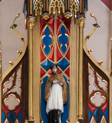 Zdjęcie nr 5: Ołtarz kamienny, prostopadłościenny, w drewnianej obudowie, ustawiony na trzystopniowej podstawie. Mensa i antependium drewniane, na przodzie flankowane dwiema parami blend, pole podzielone na trzy kwadratowe płyciny z maswerkami, w środkowej czwórliść z krzyżem.

Tabernakulum w formie prostopadłościennej skrzynki, na cokole, o ściętych przednich narożach. Drzwiczki metalowe, odlewane, w formie prostokąta stojącego, zamkniętego łukiem ostrym z przedstawieniem kielicha z hostią, otoczonego winną latoroślą i kłosami zboża na fakturowanym tle; w przyłuczach maswerki; naroża tabernakulum dekorowane blendami. Tron wystawienia w formie baldachimu, wspartego na parze kolumienek, o tylnej ściance wypełnionej maswerkami, po bokach flankowany wspornikami. Zwieńczenie  baldachimu w kształcie kopułki z latarnią, zdobionej naprzemiennie wimpergami i sterczynami.

Nastawa ołtarzowa architektoniczna, jednoosiowa z bramkami, jednokondygnacyjna ze zwieńczeniem, z predellą. Kondygnacja ujęta parą wysokich wieżyczek, podzielonych na dwie strefy: w dolnej nisze na figury św. Piotra i św. Pawła nakryte ostrołukowymi baldachimami ze sterczynami, w górnej nisze na niewielkich rozmiarów figurki św. Antoniego Padewskiego i św. Józefa, zakończone sterczynami z fialami. Pole środkowe na cokole, ujęte wysokimi, wąskimi kolumienkami dźwigającymi przyłucza wypełnione ornamentem roślinnym, które wspierają koronę utworzoną z trzech wimperg, wydzielonych sterczynami. W polu obraz „Śmierć św. Mikołaja z Tolentino” w formie prostokąta stojącego, zamkniętego łukiem ostrym, umieszczonego w profilowanej ramie. Obraz flankują dwie, pionowe wici roślinne. Na zasuwie obraz „Matki Boskiej Pocieszenia”, pędzla o. Grzegorza Parszywki z 1846 roku.

Zwieńczenie w formie kapliczki z figurą św. Jana Nepomucena, ujętej parą kolumienek podtrzymujących baldachim, którego krawędź dekorują naprzemiennie trzy wimpergi i sterczyny; całość zakończona fialą wypełnioną maswerkami. Zwieńczenie flankowane dwiema parami łuków nośnych ze wspornikami, których ażurowe przestrzenie wypełniają maswerki i blendy.  Bramki w formie arkad zamkniętych dwuspadowymi daszkami, podtrzymywanymi przez lizeny z blendami. Przejścia w kształcie prostokąta stojącego, zamkniętego łukiem półkolistym dekorowanym przy brzegu neogotyckim fartuchem, pole powyżej wypełniają blendy. Bramki zwieńczone ażurową konstrukcją utworzoną z wieżyczki, flankowanej przez łuki nośne ze sterczynami i ornamentem roślinnym.

Całość nastawy bogato zdobiona żabkami, motywem zwiniętego liścia i kwiatonami.

Struktura w kolorze naturalnego drewna, płyciny polichromowane na czerwono i niebiesko; kolumienki, ornamentyka, profile i detale architektoniczne złocone.
