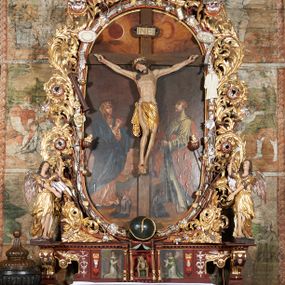 Zdjęcie nr 1: Nastawa ołtarzowa jednoosiowa, jednokondygnacyjna. Ołtarz prostopadłościenny, drewniany. Mensa z przodu dekorowana płyciną w kształcie prostokąta leżącego, malowaną na czerwono, w polu dwie gałązki palmowe i monogram IHS. Nastawa ustawiona jest na niskiej, trójosiowej predelli. Na osi głównej niewielkie tempietto, wsparte sześcioma kolumienkami z figurą Chrystusa Frasobliwego wewnątrz. Po bokach dwa obrazki z klęczącymi postaciami aniołów. Na osiach bocznych spływy wolutowe z półleżącymi postaciami aniołów oraz konsolki zdobione uskrzydlonymi główkami aniołków, skierowanymi na wprost. Predella podtrzymuje krucyfiks ustawiony na tle owalnego obrazu z Grupą Ukrzyżowania, obwiedzionego dokoła ramą z narzędziami Męki Pańskiej oraz bujną dekoracją ornamentu akantowego. Insygnia Arma Christii, kolejno od dołu, po lewej: obcęgi i młotek, pochodnia, włócznia z łańcuchem, kolumna, miecz z uchem Malchusa, rękawica, misa Piłata, Veraicon, misa z kośćmi do gry, suknia i drabina w jej tle, dzban Piłata, łańcuch i trzcina. U stóp krzyża napis: „Altare Confraternitatis Paupertatis Jesu Anno Dni 1703”. Po bokach dwie rzeźby aniołów. U dołu krzyża glob ziemski, opleciony przez węża; u góry na szczycie Veraikon i tarcza herbowa z herbem Szreniawa i literami „A. S. P. R.”. Dekoracja ornamentalna predelli okuciowa z kaboszonami, w kondygnacji akantowa. Polichromia struktury w kolorze bordowym, ornamentyka i profilowania złocone i srebrzone, detale czerwone.
