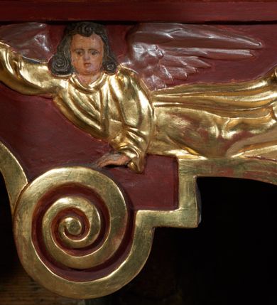 Zdjęcie nr 14: Nastawa ołtarzowa jednoosiowa, jednokondygnacyjna. Ołtarz prostopadłościenny, drewniany. Mensa z przodu dekorowana płyciną w kształcie prostokąta leżącego, malowaną na czerwono, w polu dwie gałązki palmowe i monogram IHS. Nastawa ustawiona jest na niskiej, trójosiowej predelli. Na osi głównej niewielkie tempietto, wsparte sześcioma kolumienkami z figurą Chrystusa Frasobliwego wewnątrz. Po bokach dwa obrazki z klęczącymi postaciami aniołów. Na osiach bocznych spływy wolutowe z półleżącymi postaciami aniołów oraz konsolki zdobione uskrzydlonymi główkami aniołków, skierowanymi na wprost. Predella podtrzymuje krucyfiks ustawiony na tle owalnego obrazu z Grupą Ukrzyżowania, obwiedzionego dokoła ramą z narzędziami Męki Pańskiej oraz bujną dekoracją ornamentu akantowego. Insygnia Arma Christii, kolejno od dołu, po lewej: obcęgi i młotek, pochodnia, włócznia z łańcuchem, kolumna, miecz z uchem Malchusa, rękawica, misa Piłata, Veraicon, misa z kośćmi do gry, suknia i drabina w jej tle, dzban Piłata, łańcuch i trzcina. U stóp krzyża napis: „Altare Confraternitatis Paupertatis Jesu Anno Dni 1703”. Po bokach dwie rzeźby aniołów. U dołu krzyża glob ziemski, opleciony przez węża; u góry na szczycie Veraikon i tarcza herbowa z herbem Szreniawa i literami „A. S. P. R.”. Dekoracja ornamentalna predelli okuciowa z kaboszonami, w kondygnacji akantowa. Polichromia struktury w kolorze bordowym, ornamentyka i profilowania złocone i srebrzone, detale czerwone.
