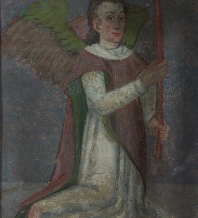 Zdjęcie nr 25: Nastawa ołtarzowa jednoosiowa, jednokondygnacyjna. Ołtarz prostopadłościenny, drewniany. Mensa z przodu dekorowana płyciną w kształcie prostokąta leżącego, malowaną na czerwono, w polu dwie gałązki palmowe i monogram IHS. Nastawa ustawiona jest na niskiej, trójosiowej predelli. Na osi głównej niewielkie tempietto, wsparte sześcioma kolumienkami z figurą Chrystusa Frasobliwego wewnątrz. Po bokach dwa obrazki z klęczącymi postaciami aniołów. Na osiach bocznych spływy wolutowe z półleżącymi postaciami aniołów oraz konsolki zdobione uskrzydlonymi główkami aniołków, skierowanymi na wprost. Predella podtrzymuje krucyfiks ustawiony na tle owalnego obrazu z Grupą Ukrzyżowania, obwiedzionego dokoła ramą z narzędziami Męki Pańskiej oraz bujną dekoracją ornamentu akantowego. Insygnia Arma Christii, kolejno od dołu, po lewej: obcęgi i młotek, pochodnia, włócznia z łańcuchem, kolumna, miecz z uchem Malchusa, rękawica, misa Piłata, Veraicon, misa z kośćmi do gry, suknia i drabina w jej tle, dzban Piłata, łańcuch i trzcina. U stóp krzyża napis: „Altare Confraternitatis Paupertatis Jesu Anno Dni 1703”. Po bokach dwie rzeźby aniołów. U dołu krzyża glob ziemski, opleciony przez węża; u góry na szczycie Veraikon i tarcza herbowa z herbem Szreniawa i literami „A. S. P. R.”. Dekoracja ornamentalna predelli okuciowa z kaboszonami, w kondygnacji akantowa. Polichromia struktury w kolorze bordowym, ornamentyka i profilowania złocone i srebrzone, detale czerwone.
