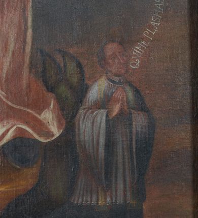 Zdjęcie nr 32: Nastawa ołtarzowa jednoosiowa, jednokondygnacyjna. Ołtarz prostopadłościenny, drewniany. Mensa z przodu dekorowana płyciną w kształcie prostokąta leżącego, malowaną na czerwono, w polu dwie gałązki palmowe i monogram IHS. Nastawa ustawiona jest na niskiej, trójosiowej predelli. Na osi głównej niewielkie tempietto, wsparte sześcioma kolumienkami z figurą Chrystusa Frasobliwego wewnątrz. Po bokach dwa obrazki z klęczącymi postaciami aniołów. Na osiach bocznych spływy wolutowe z półleżącymi postaciami aniołów oraz konsolki zdobione uskrzydlonymi główkami aniołków, skierowanymi na wprost. Predella podtrzymuje krucyfiks ustawiony na tle owalnego obrazu z Grupą Ukrzyżowania, obwiedzionego dokoła ramą z narzędziami Męki Pańskiej oraz bujną dekoracją ornamentu akantowego. Insygnia Arma Christii, kolejno od dołu, po lewej: obcęgi i młotek, pochodnia, włócznia z łańcuchem, kolumna, miecz z uchem Malchusa, rękawica, misa Piłata, Veraicon, misa z kośćmi do gry, suknia i drabina w jej tle, dzban Piłata, łańcuch i trzcina. U stóp krzyża napis: „Altare Confraternitatis Paupertatis Jesu Anno Dni 1703”. Po bokach dwie rzeźby aniołów. U dołu krzyża glob ziemski, opleciony przez węża; u góry na szczycie Veraikon i tarcza herbowa z herbem Szreniawa i literami „A. S. P. R.”. Dekoracja ornamentalna predelli okuciowa z kaboszonami, w kondygnacji akantowa. Polichromia struktury w kolorze bordowym, ornamentyka i profilowania złocone i srebrzone, detale czerwone.
