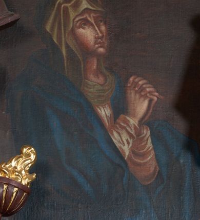 Zdjęcie nr 31: Nastawa ołtarzowa jednoosiowa, jednokondygnacyjna. Ołtarz prostopadłościenny, drewniany. Mensa z przodu dekorowana płyciną w kształcie prostokąta leżącego, malowaną na czerwono, w polu dwie gałązki palmowe i monogram IHS. Nastawa ustawiona jest na niskiej, trójosiowej predelli. Na osi głównej niewielkie tempietto, wsparte sześcioma kolumienkami z figurą Chrystusa Frasobliwego wewnątrz. Po bokach dwa obrazki z klęczącymi postaciami aniołów. Na osiach bocznych spływy wolutowe z półleżącymi postaciami aniołów oraz konsolki zdobione uskrzydlonymi główkami aniołków, skierowanymi na wprost. Predella podtrzymuje krucyfiks ustawiony na tle owalnego obrazu z Grupą Ukrzyżowania, obwiedzionego dokoła ramą z narzędziami Męki Pańskiej oraz bujną dekoracją ornamentu akantowego. Insygnia Arma Christii, kolejno od dołu, po lewej: obcęgi i młotek, pochodnia, włócznia z łańcuchem, kolumna, miecz z uchem Malchusa, rękawica, misa Piłata, Veraicon, misa z kośćmi do gry, suknia i drabina w jej tle, dzban Piłata, łańcuch i trzcina. U stóp krzyża napis: „Altare Confraternitatis Paupertatis Jesu Anno Dni 1703”. Po bokach dwie rzeźby aniołów. U dołu krzyża glob ziemski, opleciony przez węża; u góry na szczycie Veraikon i tarcza herbowa z herbem Szreniawa i literami „A. S. P. R.”. Dekoracja ornamentalna predelli okuciowa z kaboszonami, w kondygnacji akantowa. Polichromia struktury w kolorze bordowym, ornamentyka i profilowania złocone i srebrzone, detale czerwone.
