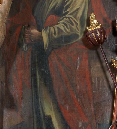 Zdjęcie nr 29: Nastawa ołtarzowa jednoosiowa, jednokondygnacyjna. Ołtarz prostopadłościenny, drewniany. Mensa z przodu dekorowana płyciną w kształcie prostokąta leżącego, malowaną na czerwono, w polu dwie gałązki palmowe i monogram IHS. Nastawa ustawiona jest na niskiej, trójosiowej predelli. Na osi głównej niewielkie tempietto, wsparte sześcioma kolumienkami z figurą Chrystusa Frasobliwego wewnątrz. Po bokach dwa obrazki z klęczącymi postaciami aniołów. Na osiach bocznych spływy wolutowe z półleżącymi postaciami aniołów oraz konsolki zdobione uskrzydlonymi główkami aniołków, skierowanymi na wprost. Predella podtrzymuje krucyfiks ustawiony na tle owalnego obrazu z Grupą Ukrzyżowania, obwiedzionego dokoła ramą z narzędziami Męki Pańskiej oraz bujną dekoracją ornamentu akantowego. Insygnia Arma Christii, kolejno od dołu, po lewej: obcęgi i młotek, pochodnia, włócznia z łańcuchem, kolumna, miecz z uchem Malchusa, rękawica, misa Piłata, Veraicon, misa z kośćmi do gry, suknia i drabina w jej tle, dzban Piłata, łańcuch i trzcina. U stóp krzyża napis: „Altare Confraternitatis Paupertatis Jesu Anno Dni 1703”. Po bokach dwie rzeźby aniołów. U dołu krzyża glob ziemski, opleciony przez węża; u góry na szczycie Veraikon i tarcza herbowa z herbem Szreniawa i literami „A. S. P. R.”. Dekoracja ornamentalna predelli okuciowa z kaboszonami, w kondygnacji akantowa. Polichromia struktury w kolorze bordowym, ornamentyka i profilowania złocone i srebrzone, detale czerwone.
