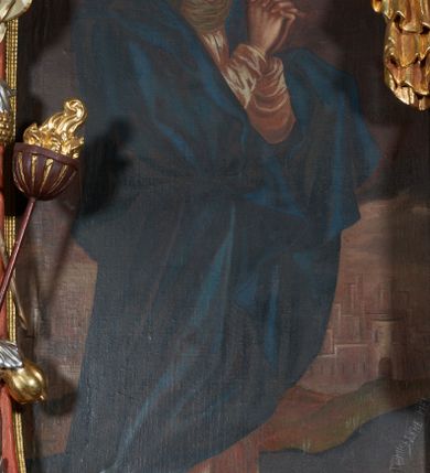 Zdjęcie nr 33: Nastawa ołtarzowa jednoosiowa, jednokondygnacyjna. Ołtarz prostopadłościenny, drewniany. Mensa z przodu dekorowana płyciną w kształcie prostokąta leżącego, malowaną na czerwono, w polu dwie gałązki palmowe i monogram IHS. Nastawa ustawiona jest na niskiej, trójosiowej predelli. Na osi głównej niewielkie tempietto, wsparte sześcioma kolumienkami z figurą Chrystusa Frasobliwego wewnątrz. Po bokach dwa obrazki z klęczącymi postaciami aniołów. Na osiach bocznych spływy wolutowe z półleżącymi postaciami aniołów oraz konsolki zdobione uskrzydlonymi główkami aniołków, skierowanymi na wprost. Predella podtrzymuje krucyfiks ustawiony na tle owalnego obrazu z Grupą Ukrzyżowania, obwiedzionego dokoła ramą z narzędziami Męki Pańskiej oraz bujną dekoracją ornamentu akantowego. Insygnia Arma Christii, kolejno od dołu, po lewej: obcęgi i młotek, pochodnia, włócznia z łańcuchem, kolumna, miecz z uchem Malchusa, rękawica, misa Piłata, Veraicon, misa z kośćmi do gry, suknia i drabina w jej tle, dzban Piłata, łańcuch i trzcina. U stóp krzyża napis: „Altare Confraternitatis Paupertatis Jesu Anno Dni 1703”. Po bokach dwie rzeźby aniołów. U dołu krzyża glob ziemski, opleciony przez węża; u góry na szczycie Veraikon i tarcza herbowa z herbem Szreniawa i literami „A. S. P. R.”. Dekoracja ornamentalna predelli okuciowa z kaboszonami, w kondygnacji akantowa. Polichromia struktury w kolorze bordowym, ornamentyka i profilowania złocone i srebrzone, detale czerwone.
