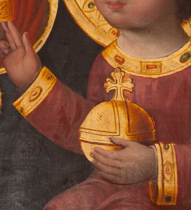 Zdjęcie nr 4: Obraz w formie stojącego prostokąta. Maria ukazana w półpostaci, zwrócona w trzech czwartych w lewo. W prawej, ugiętej ręce trzyma berło, lewą podtrzymuje Dzieciątko. Twarz ma owalną, o łagodnych rysach, migdałowatych oczach, długim nosie i pełnych ustach, okoloną jasnobrązowymi włosami. Ubrana jest w jasnoczerwoną suknię ze złoconymi lamówkami oraz granatowy maforion z czerwoną podszewką i złoconą lamówką zarzucony na głowę i ramiona, zapięty na piersi okrągłą klamrą. Dzieciątko ukazane w pozycji siedzącej, skierowane w trzech czwartych w prawo, z wysuniętą lewą nogą. Prawą rękę unosi w geście błogosławieństwa, lewą trzyma jabłko królewskie. Twarz ma kwadratową, o pełnych policzkach, dużych, migdałowatych oczach, małym nosie i pełnych ustach, okoloną krótkimi, brązowymi włosami. Ubrane jest w jasnoczerwoną tunikę ze złoconymi lamówkami, na stopach ma sandały. Maria i Dzieciątko mają na głowach zamknięte korony, a wokół nich nimby. Postacie ukazane są na srebrzonym tle wypełnionym wicią roślinną. Korony i berło rzeźbione są w drewnie, nałożone na płótno.