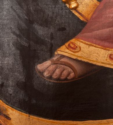 Zdjęcie nr 7: Obraz w formie stojącego prostokąta. Maria ukazana w półpostaci, zwrócona w trzech czwartych w lewo. W prawej, ugiętej ręce trzyma berło, lewą podtrzymuje Dzieciątko. Twarz ma owalną, o łagodnych rysach, migdałowatych oczach, długim nosie i pełnych ustach, okoloną jasnobrązowymi włosami. Ubrana jest w jasnoczerwoną suknię ze złoconymi lamówkami oraz granatowy maforion z czerwoną podszewką i złoconą lamówką zarzucony na głowę i ramiona, zapięty na piersi okrągłą klamrą. Dzieciątko ukazane w pozycji siedzącej, skierowane w trzech czwartych w prawo, z wysuniętą lewą nogą. Prawą rękę unosi w geście błogosławieństwa, lewą trzyma jabłko królewskie. Twarz ma kwadratową, o pełnych policzkach, dużych, migdałowatych oczach, małym nosie i pełnych ustach, okoloną krótkimi, brązowymi włosami. Ubrane jest w jasnoczerwoną tunikę ze złoconymi lamówkami, na stopach ma sandały. Maria i Dzieciątko mają na głowach zamknięte korony, a wokół nich nimby. Postacie ukazane są na srebrzonym tle wypełnionym wicią roślinną. Korony i berło rzeźbione są w drewnie, nałożone na płótno.