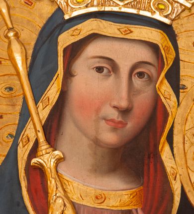 Zdjęcie nr 2: Obraz w formie stojącego prostokąta. Maria ukazana w półpostaci, zwrócona w trzech czwartych w lewo. W prawej, ugiętej ręce trzyma berło, lewą podtrzymuje Dzieciątko. Twarz ma owalną, o łagodnych rysach, migdałowatych oczach, długim nosie i pełnych ustach, okoloną jasnobrązowymi włosami. Ubrana jest w jasnoczerwoną suknię ze złoconymi lamówkami oraz granatowy maforion z czerwoną podszewką i złoconą lamówką zarzucony na głowę i ramiona, zapięty na piersi okrągłą klamrą. Dzieciątko ukazane w pozycji siedzącej, skierowane w trzech czwartych w prawo, z wysuniętą lewą nogą. Prawą rękę unosi w geście błogosławieństwa, lewą trzyma jabłko królewskie. Twarz ma kwadratową, o pełnych policzkach, dużych, migdałowatych oczach, małym nosie i pełnych ustach, okoloną krótkimi, brązowymi włosami. Ubrane jest w jasnoczerwoną tunikę ze złoconymi lamówkami, na stopach ma sandały. Maria i Dzieciątko mają na głowach zamknięte korony, a wokół nich nimby. Postacie ukazane są na srebrzonym tle wypełnionym wicią roślinną. Korony i berło rzeźbione są w drewnie, nałożone na płótno.